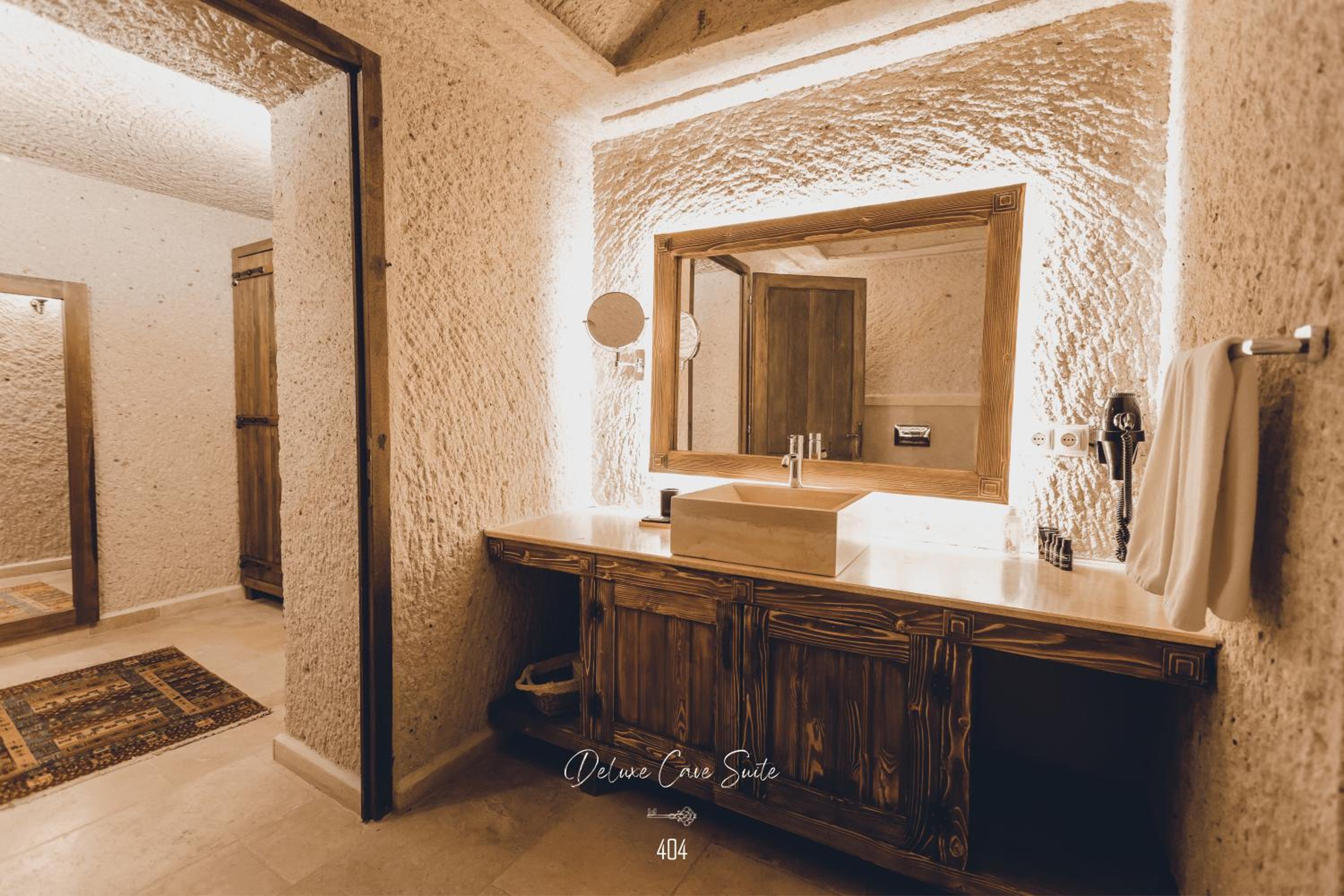 Deluxe Cave Suite with Jacuzzi - Photo 6