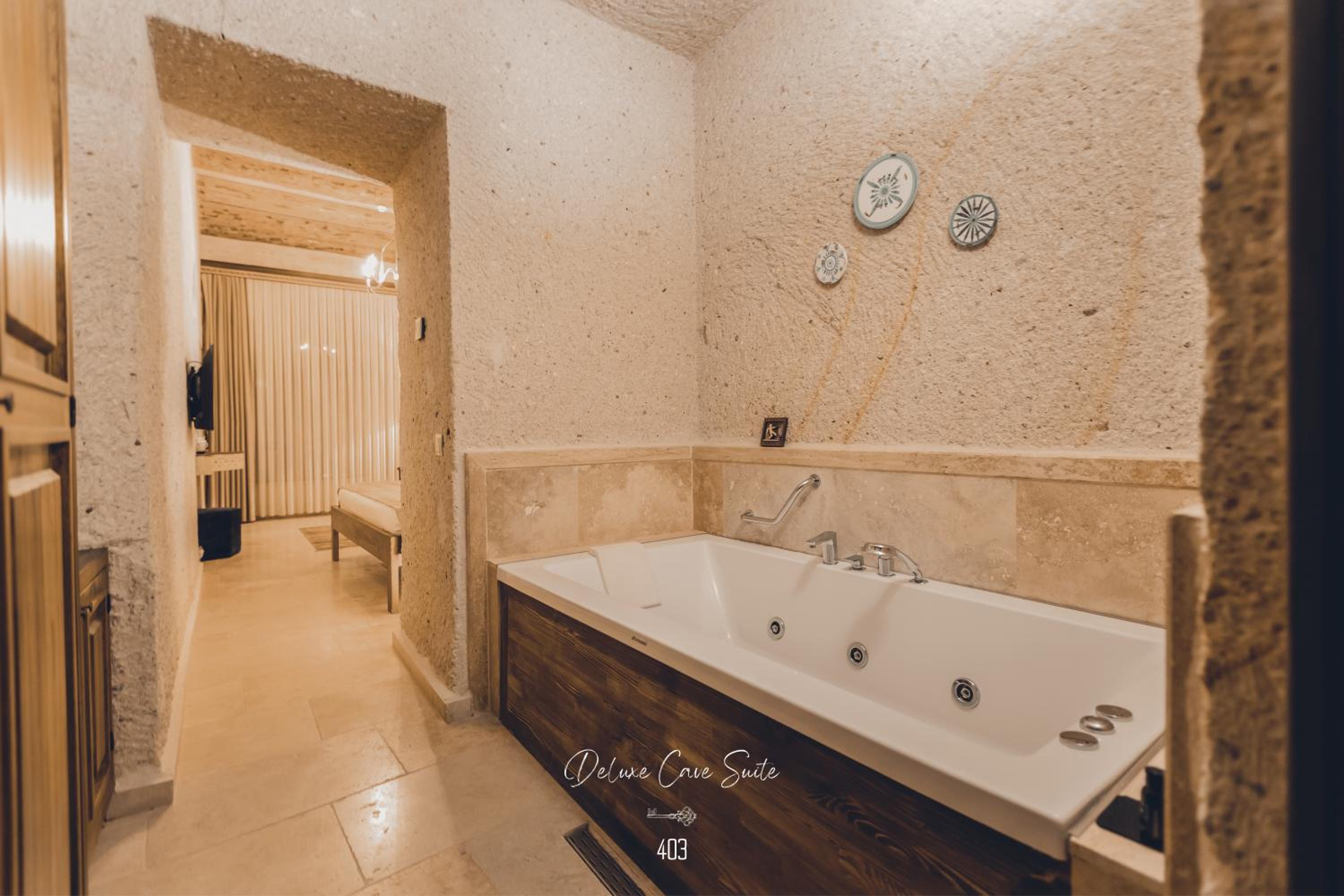 Deluxe Cave Suite with Jacuzzi - Photo 5