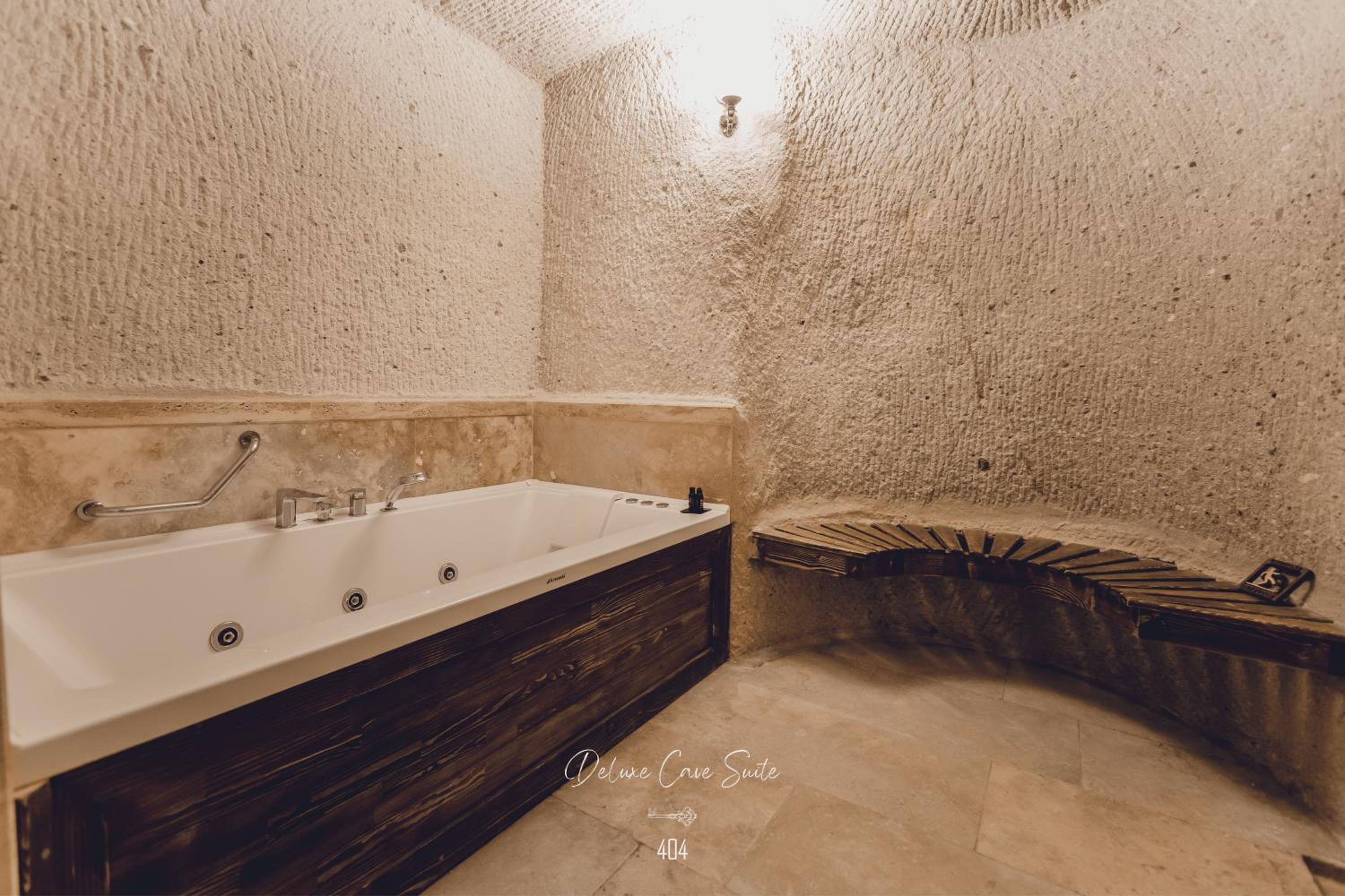 Deluxe Cave Suite with Jacuzzi - Photo 3
