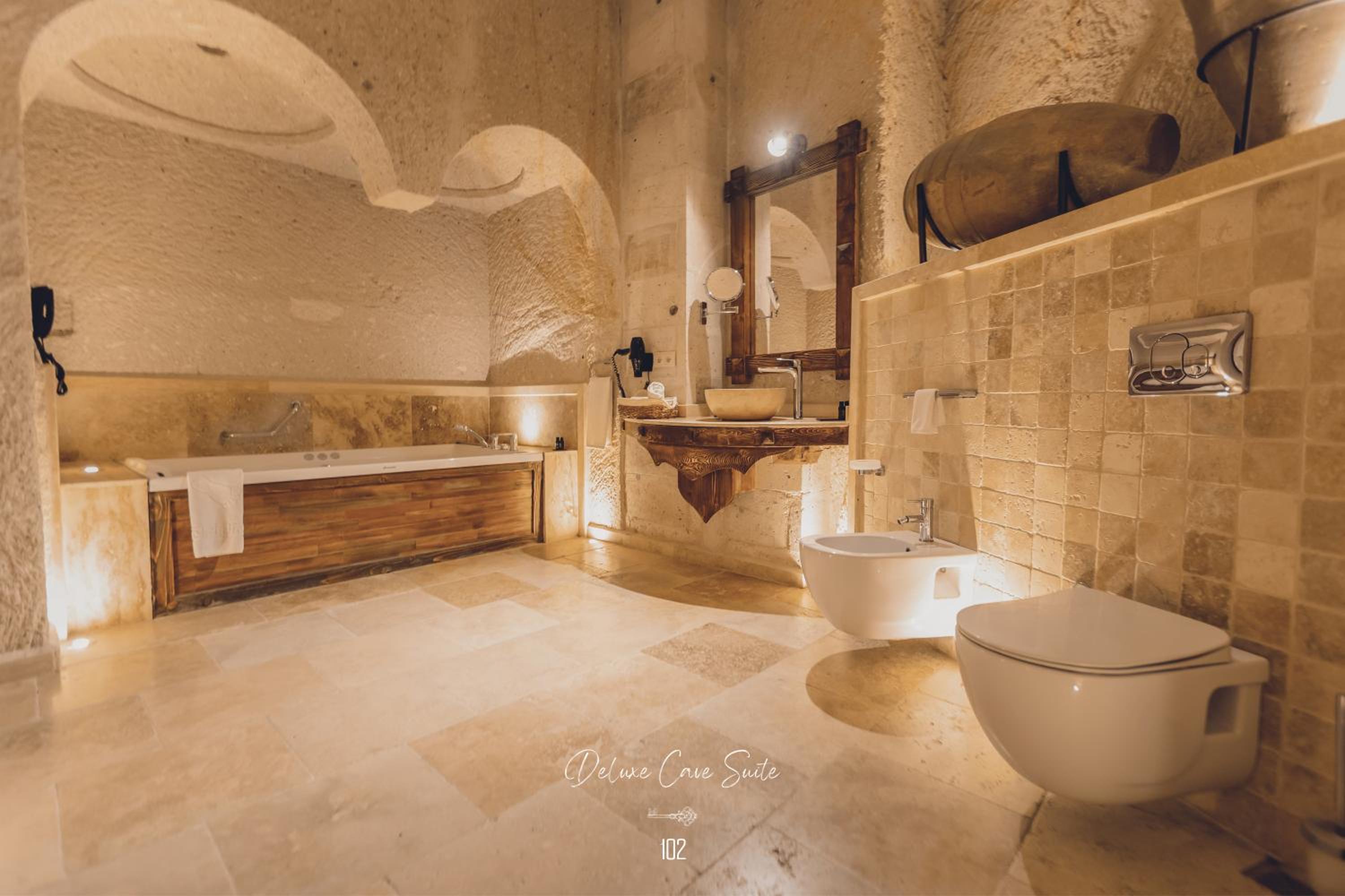 Deluxe Cave Suite with Jacuzzi - Photo 2