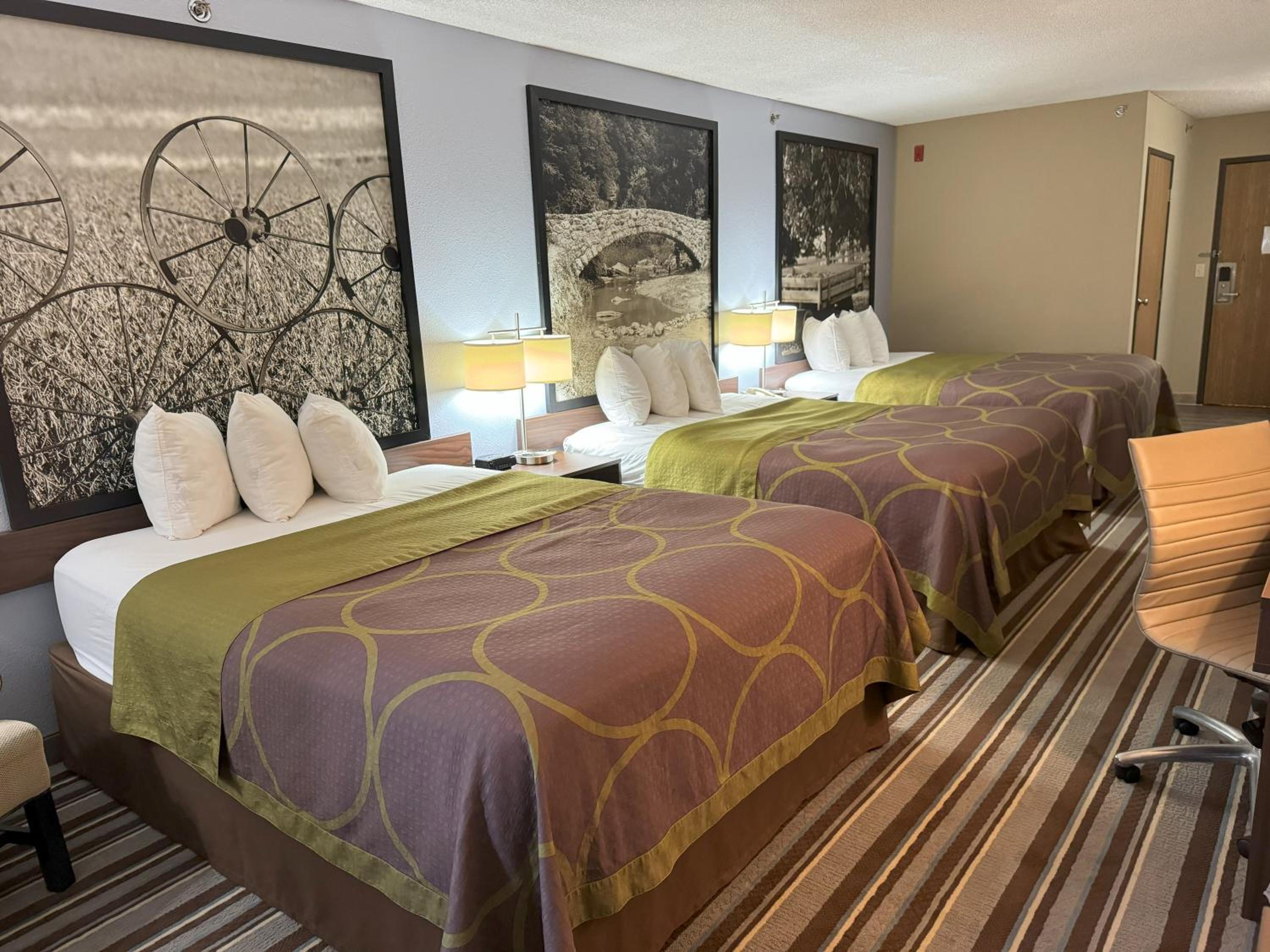 Studio Suite with Three Queen Beds - Non-Smoking - Photo 7