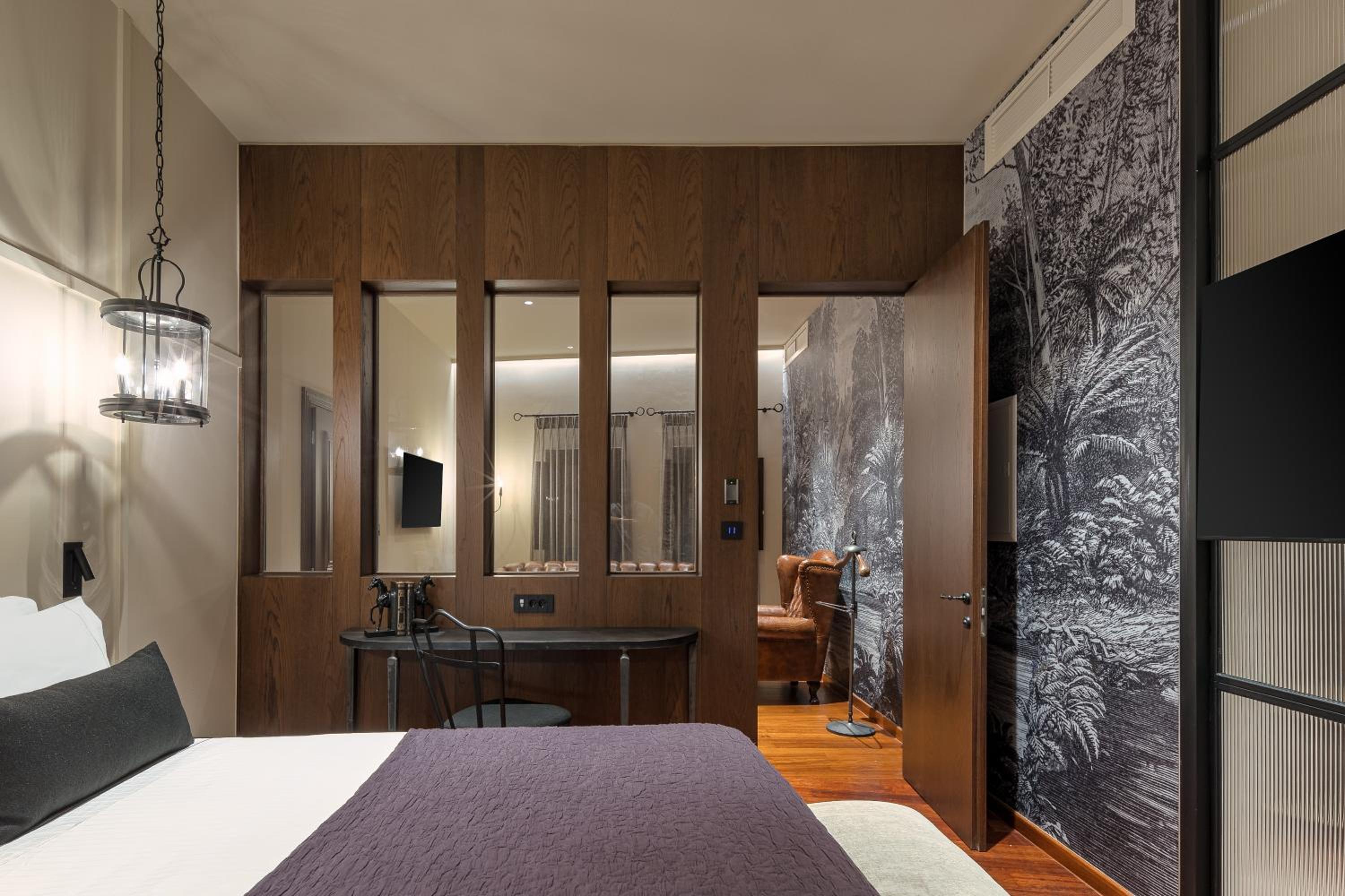 Executive Suite with Fireplace photo 3