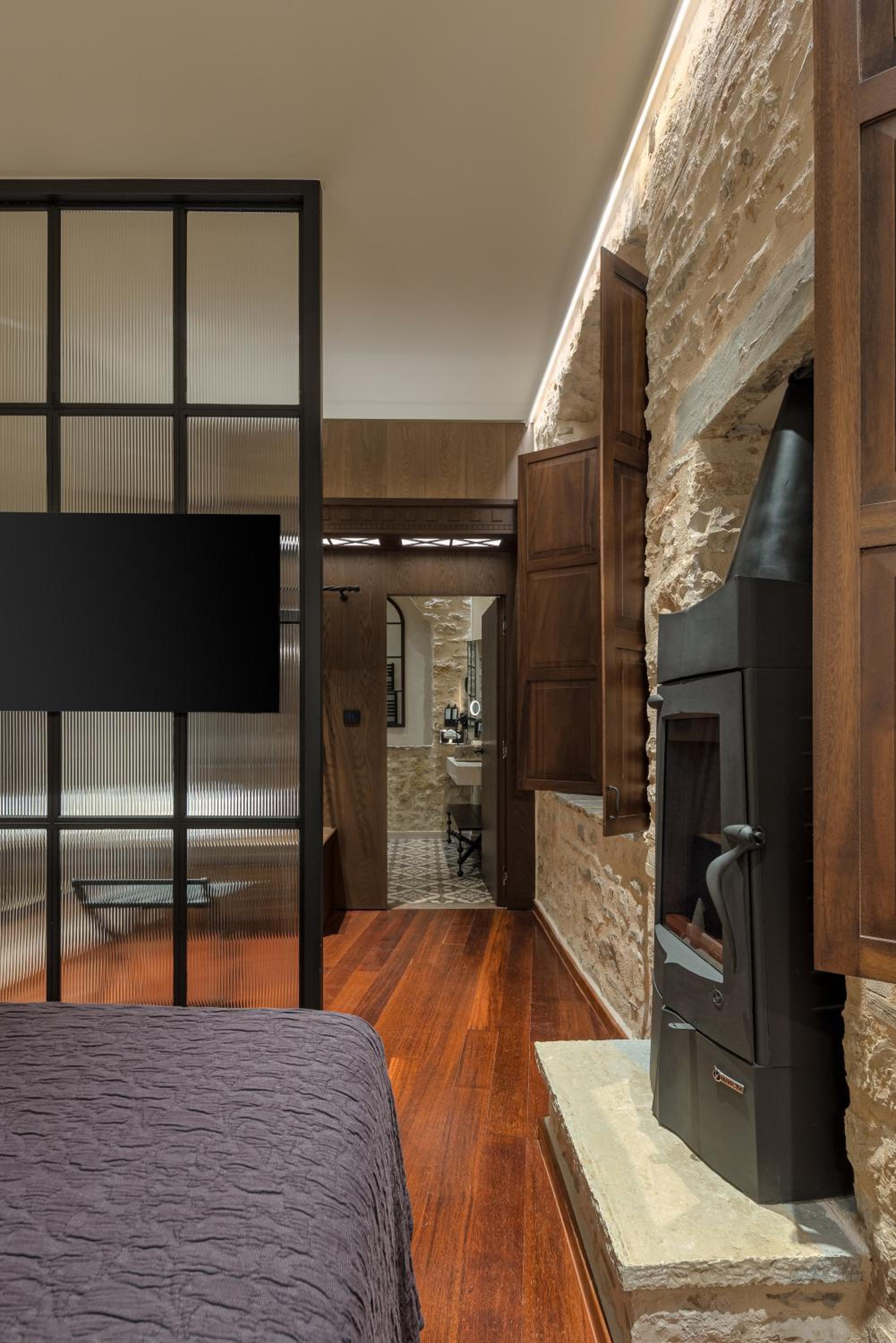 Executive Suite with Fireplace photo 2