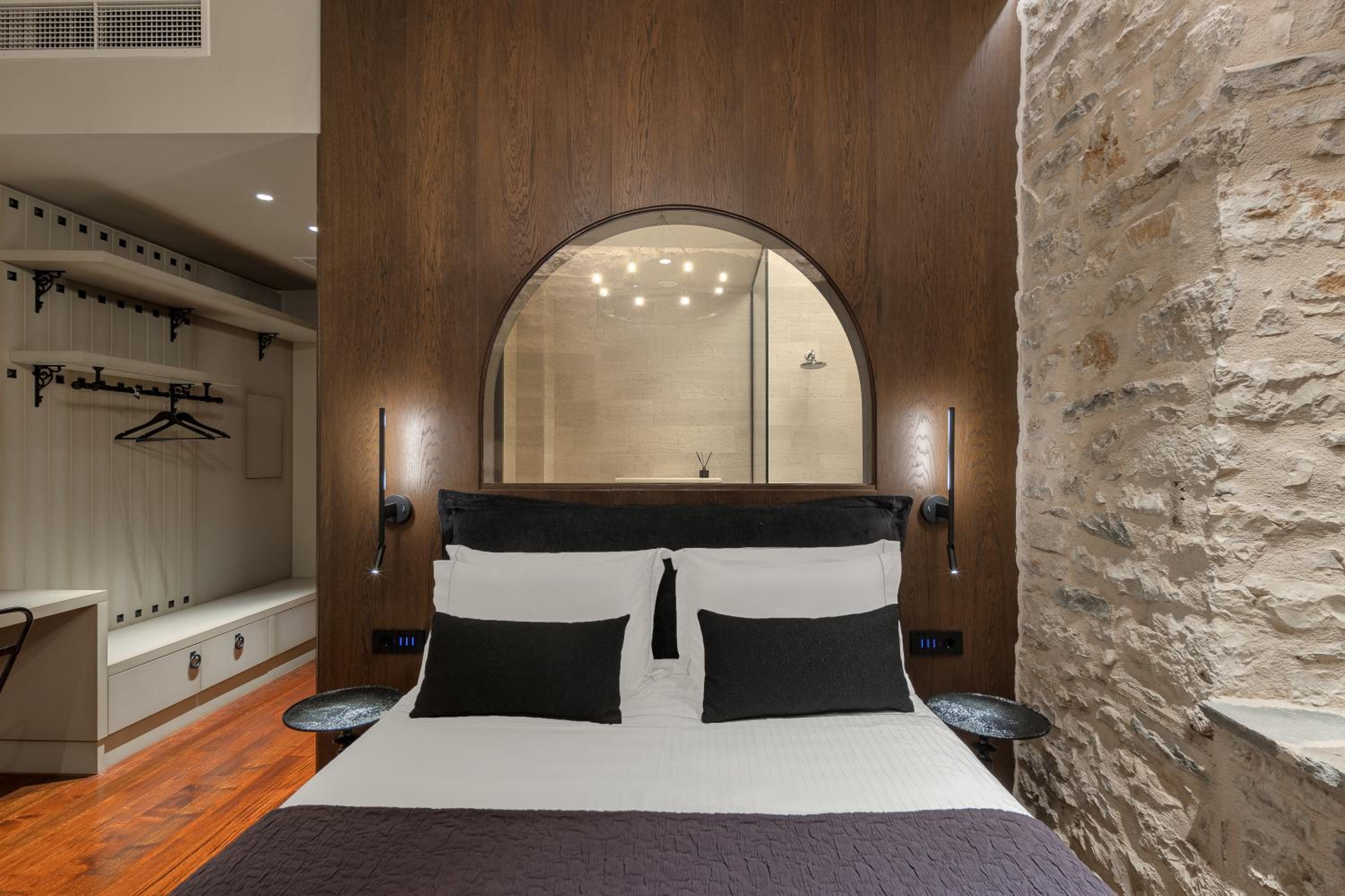 Premium Suite with Fireplace photo 2