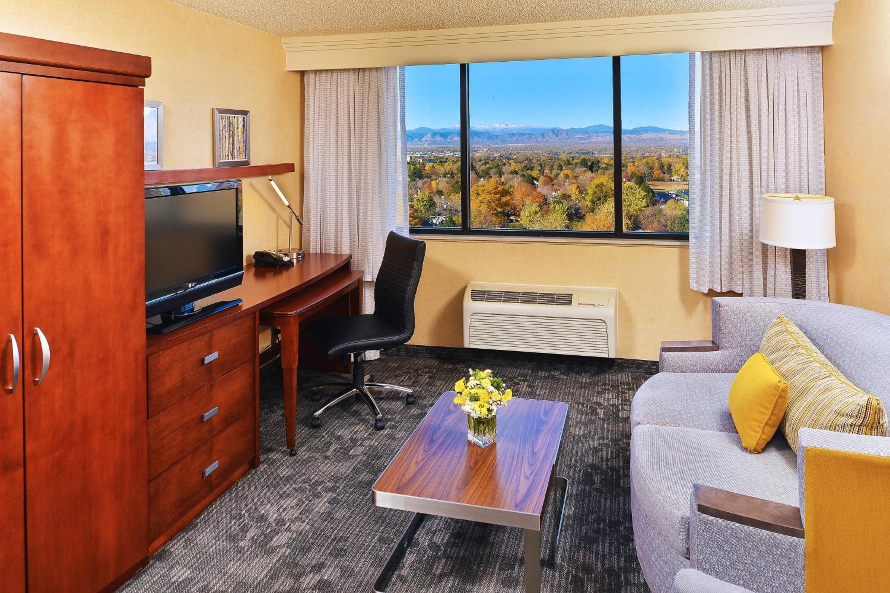 One-Bedroom Suite with Two Queen Beds photo 3