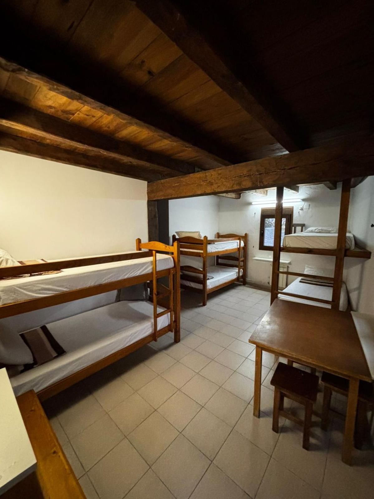 Cama en habitación compartida de 6 camas