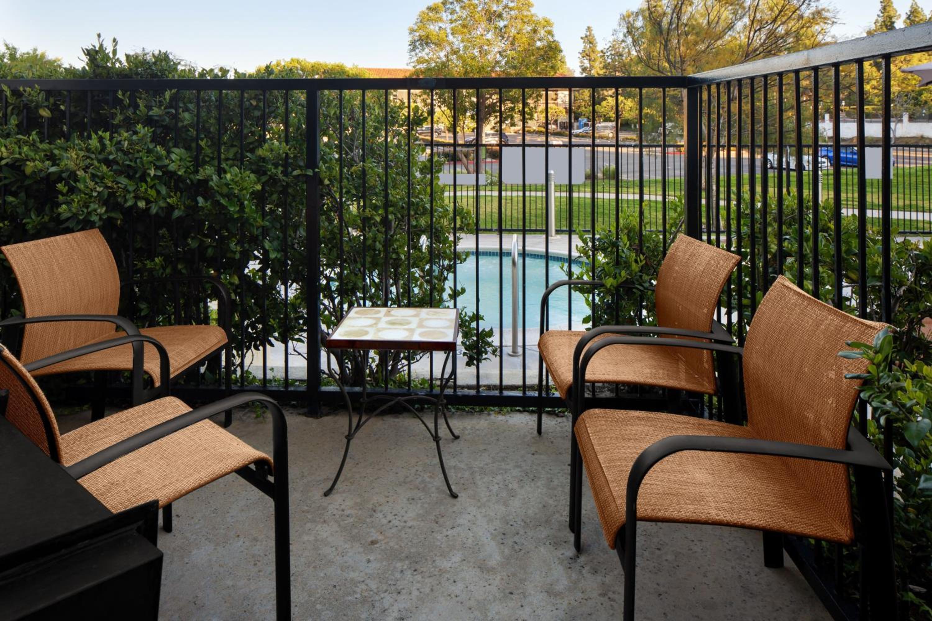 One-Bedroom King Suite with Courtyard View and Sofa Bed photo 3