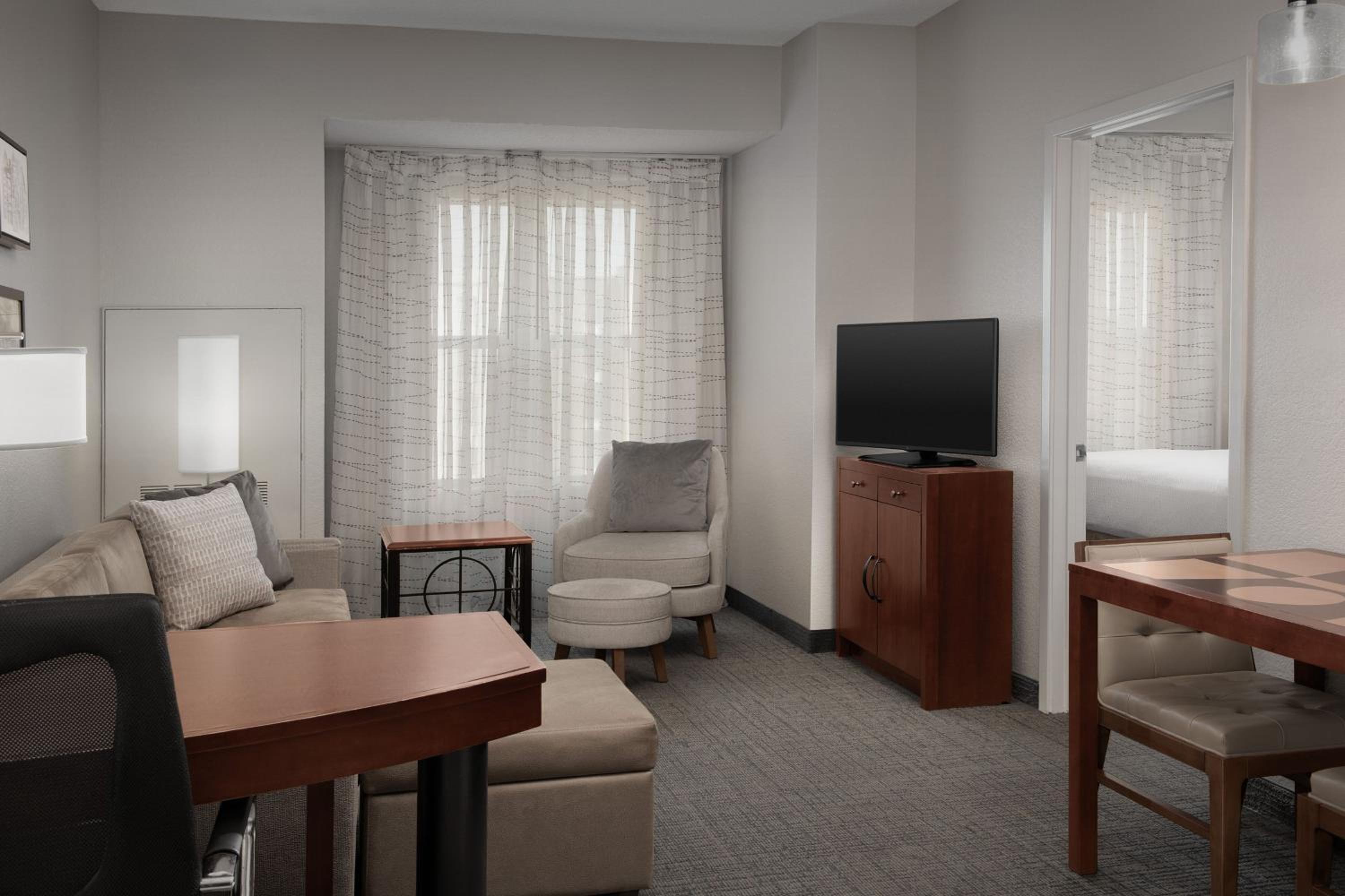 1 Bedroom 2 room Suite, 1 King, Sofa bed - Photo 1