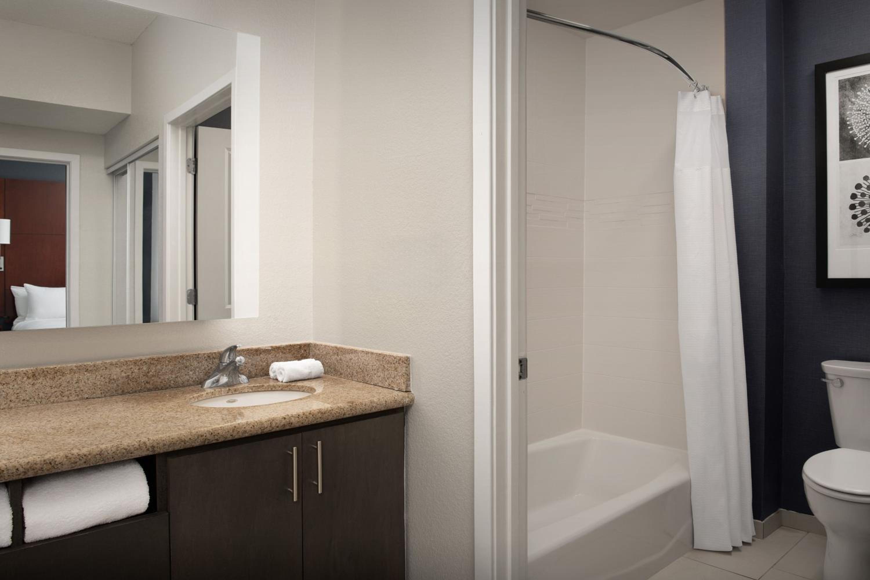 One-Bedroom Suite - Photo 4