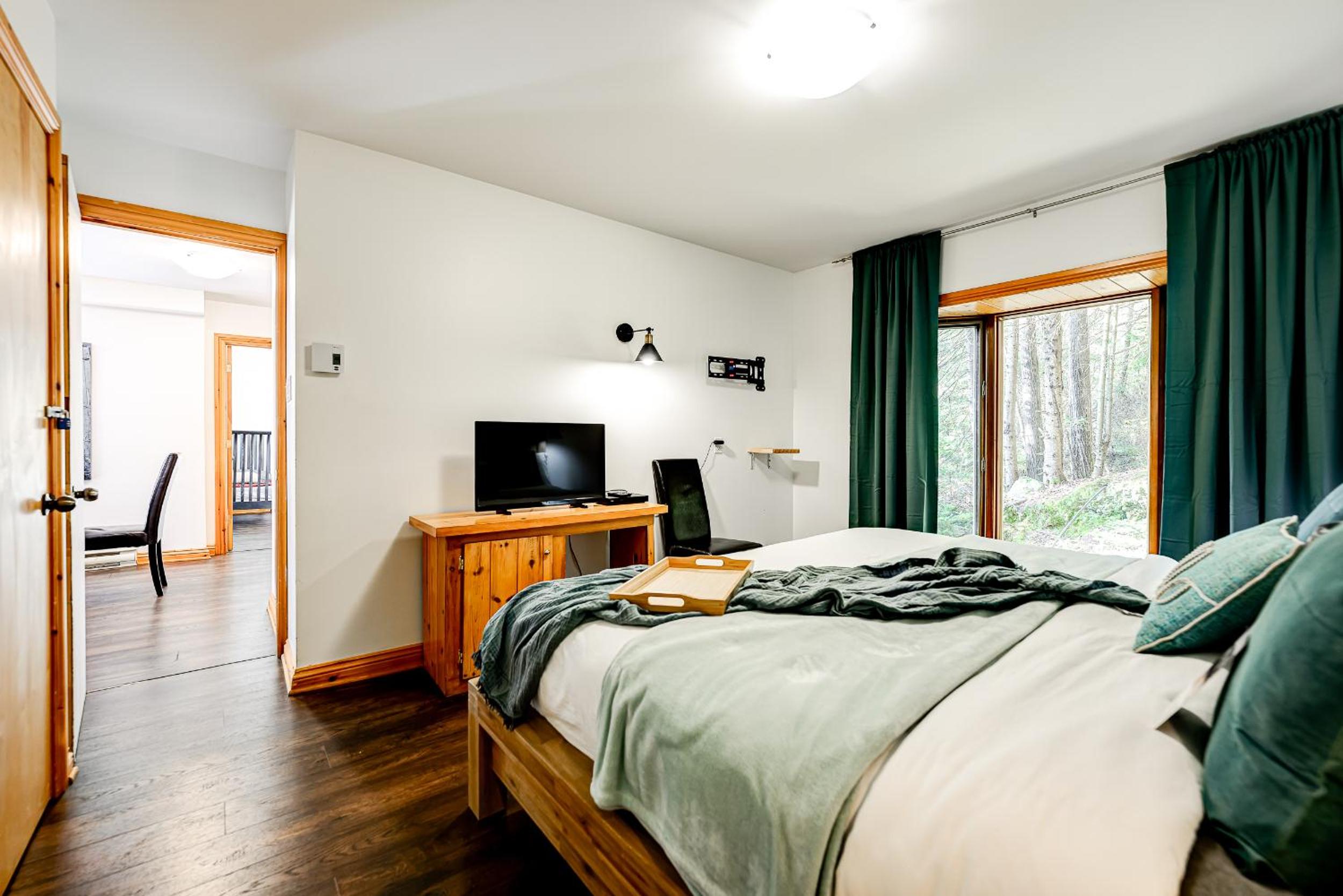 Five-Bedroom House photo 1