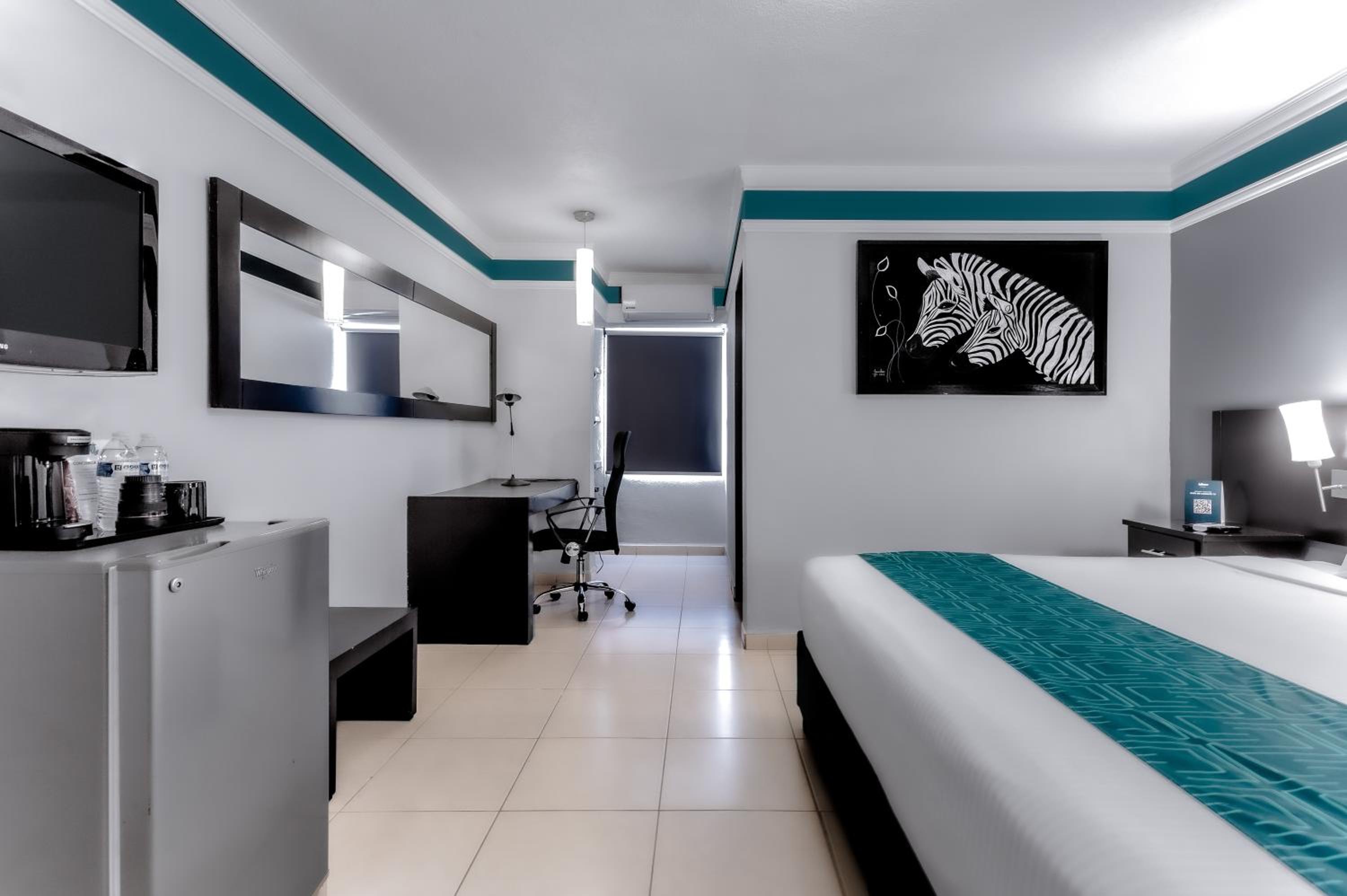 Standard King Room - Photo 24