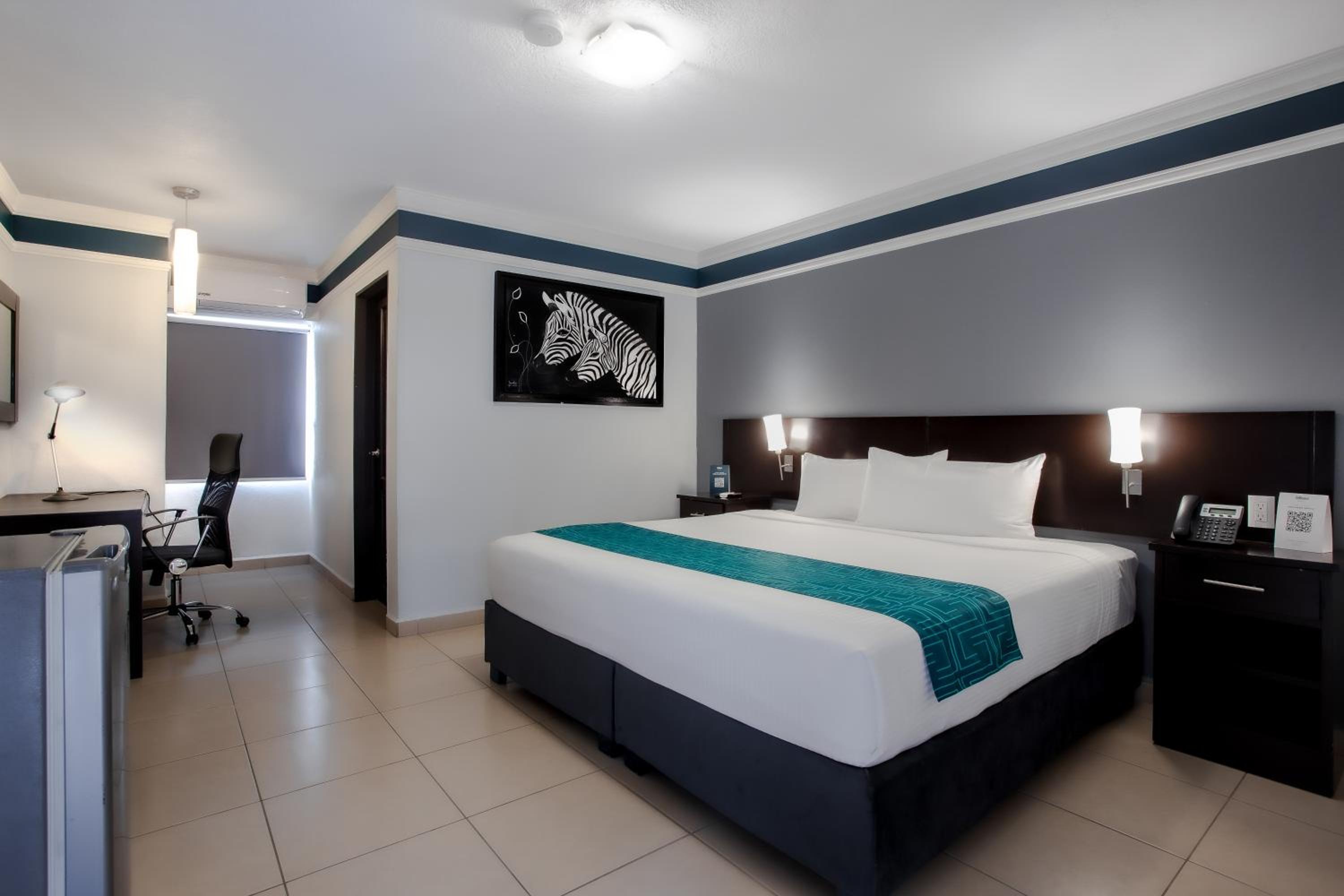 Standard King Room - Photo 23