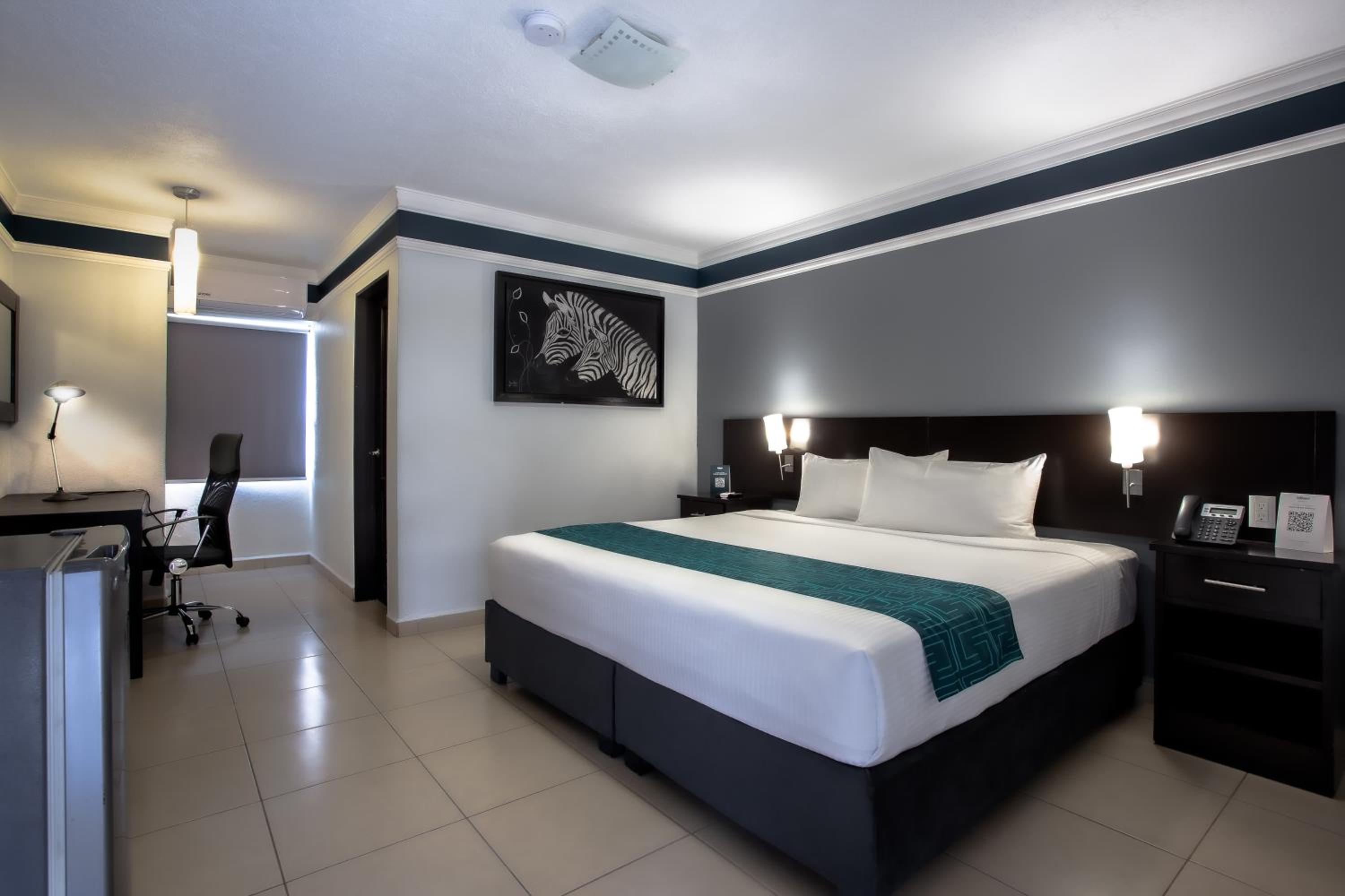 Standard King Room - Photo 22