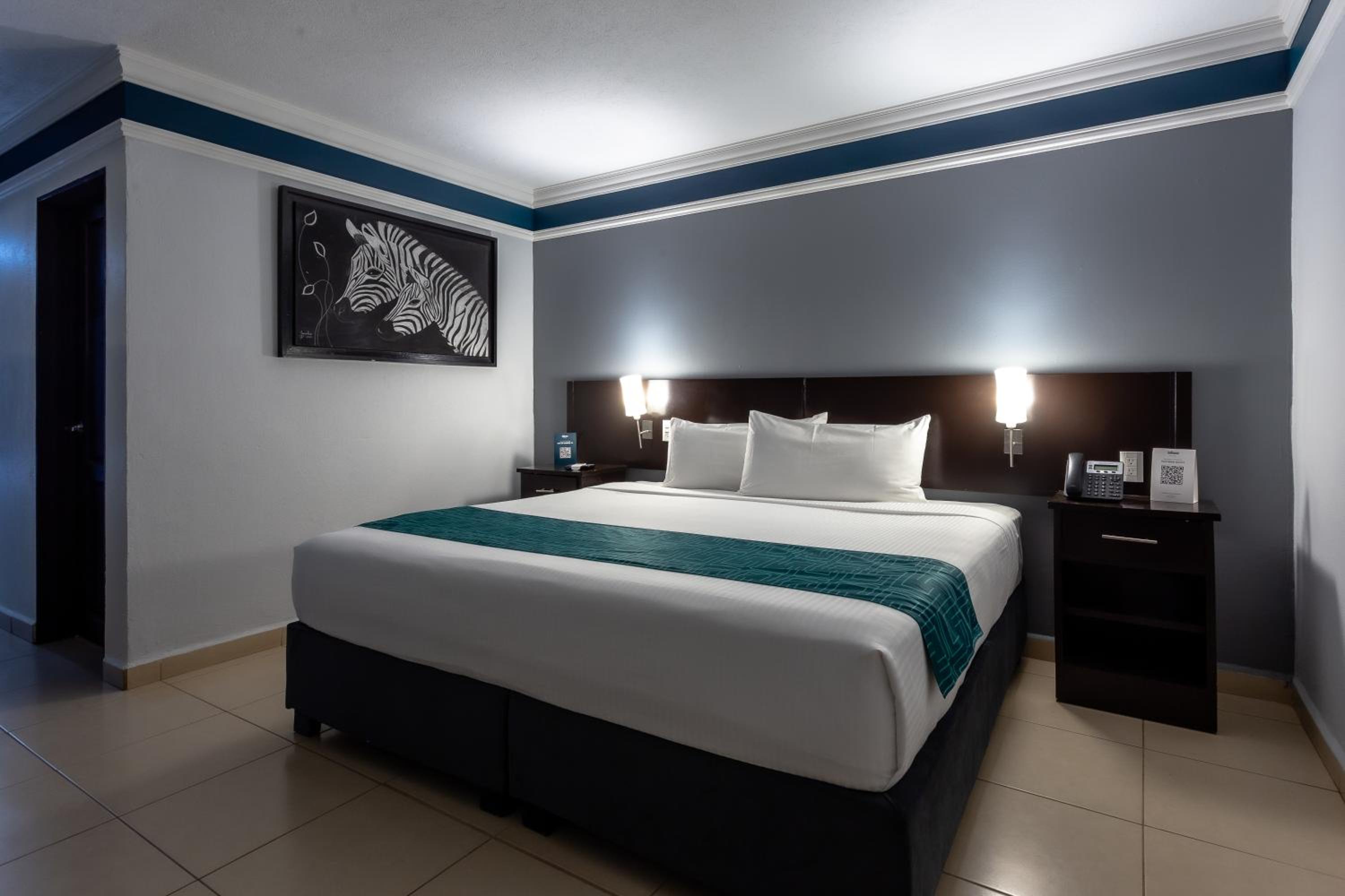 Standard King Room - Photo 20