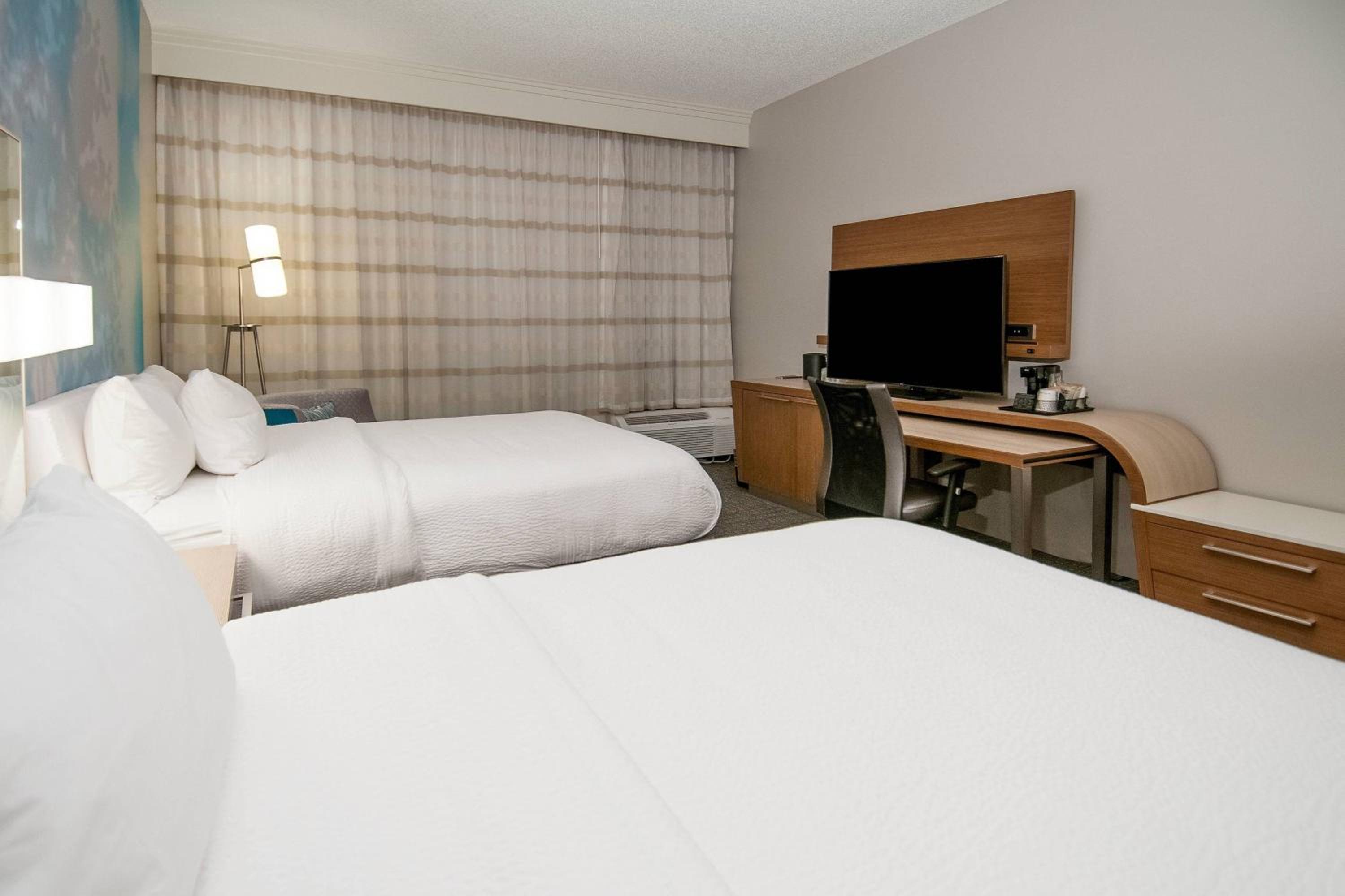 Queen Room with Two Queen Beds - Photo 2