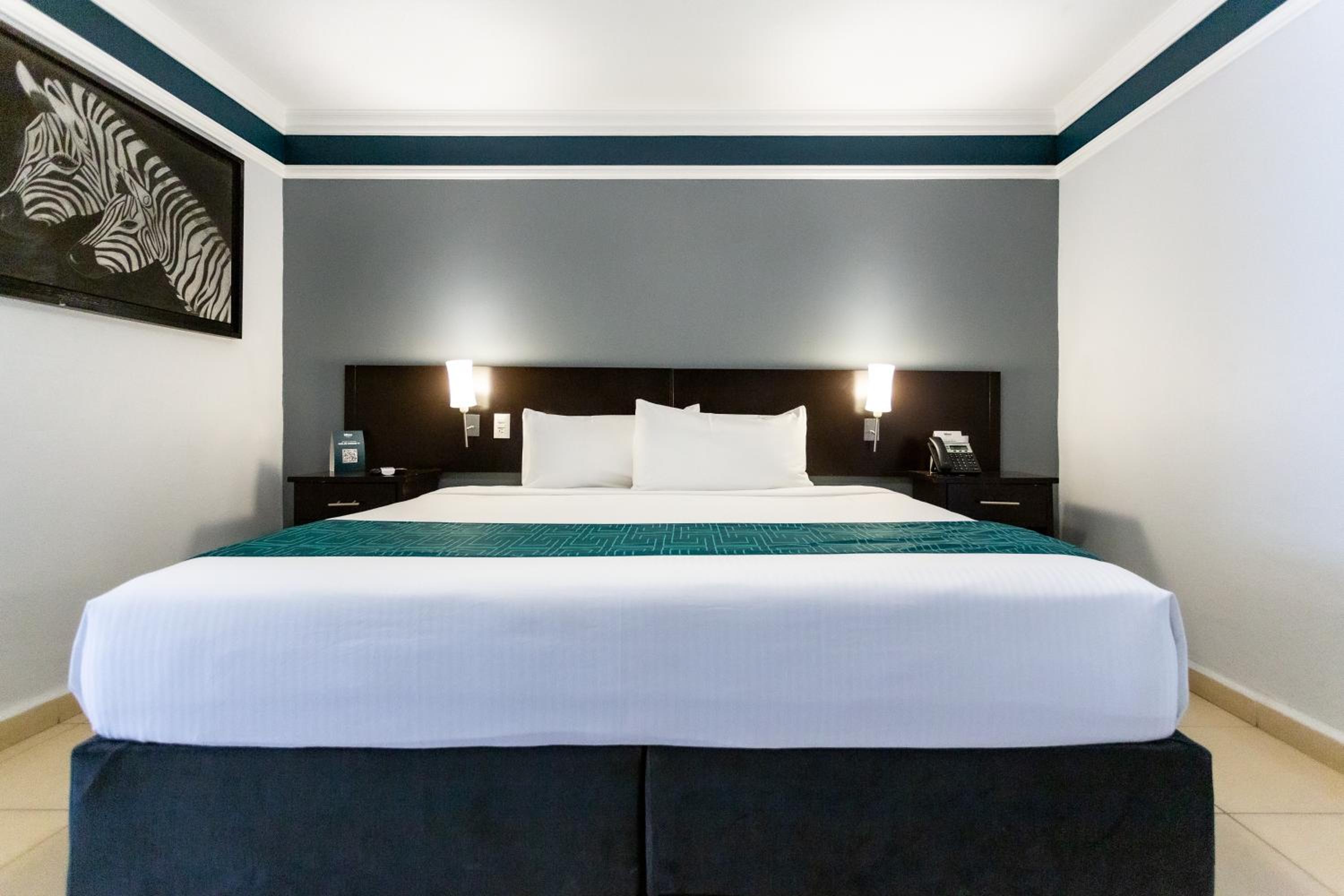 Standard King Room - Photo 16