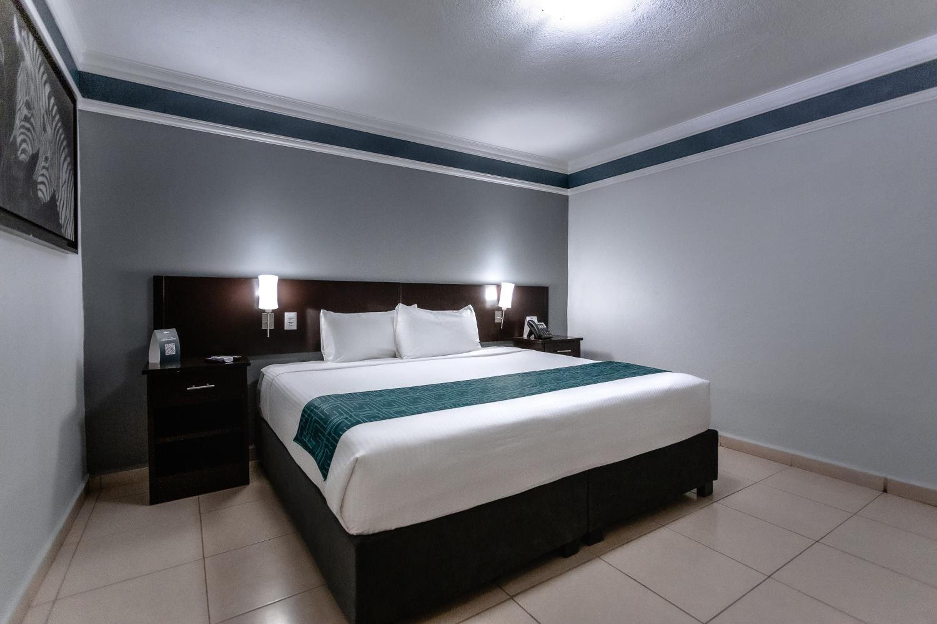 Standard King Room - Photo 15