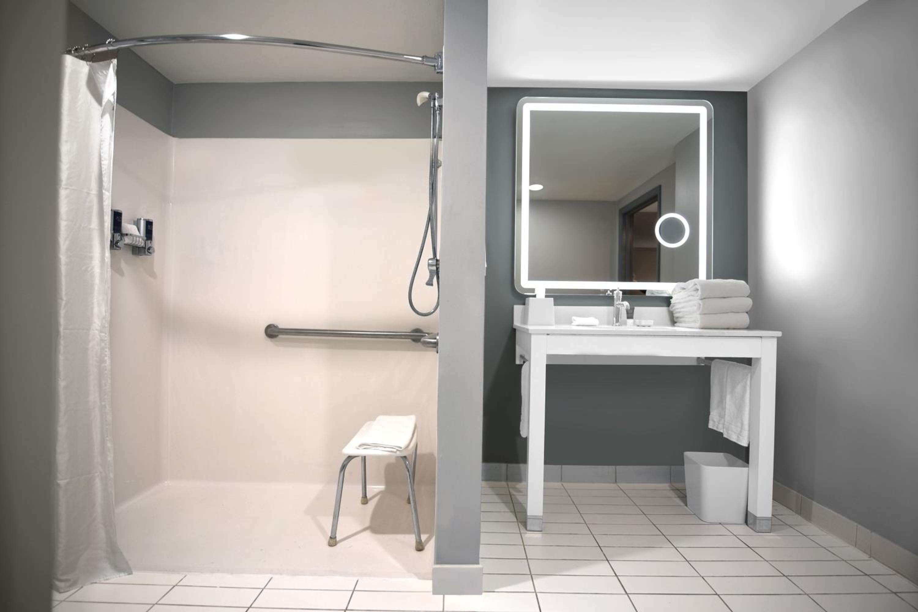 Deluxe King Room - Photo 4
