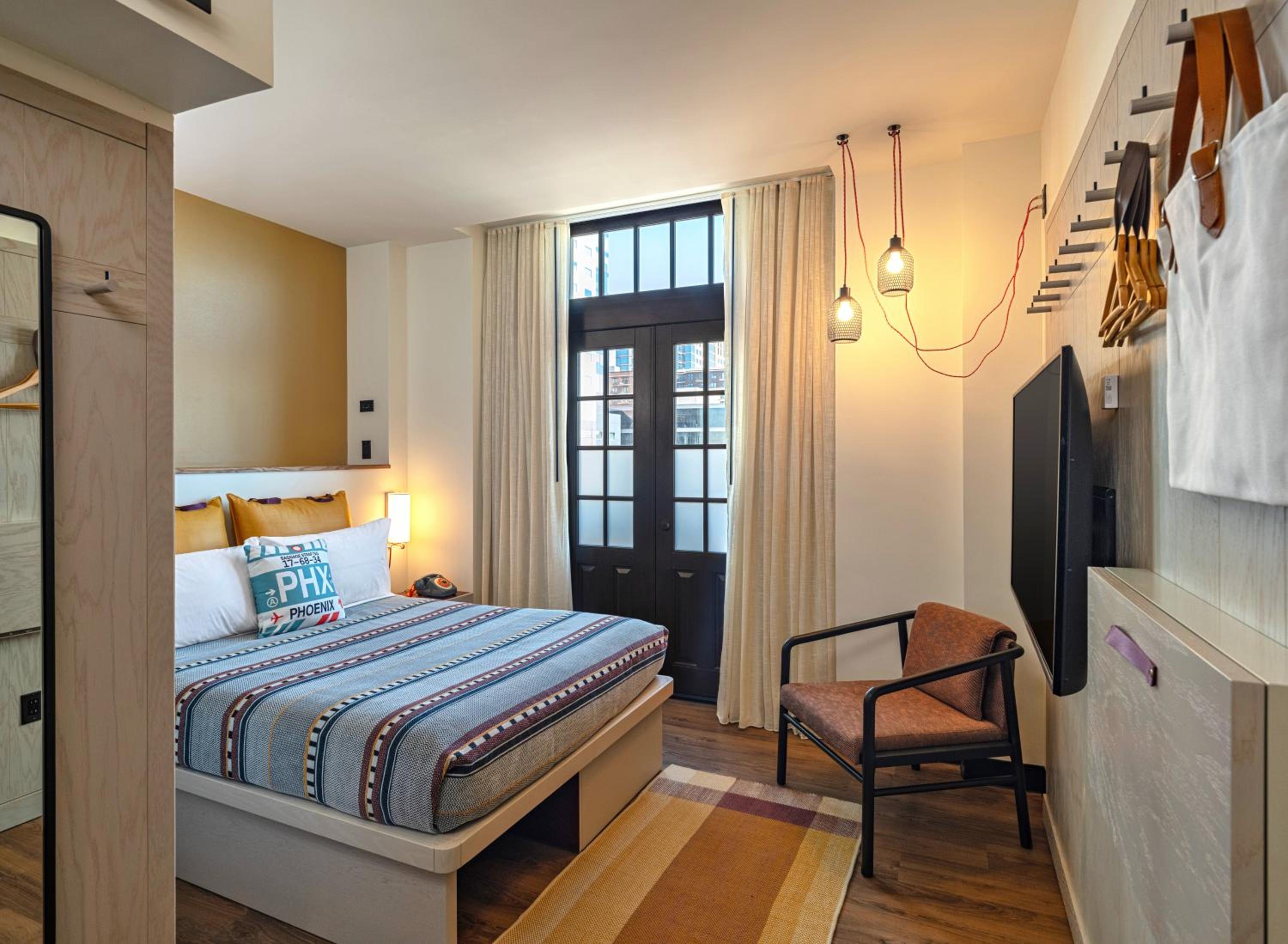 Queen Room with City View - Photo 5