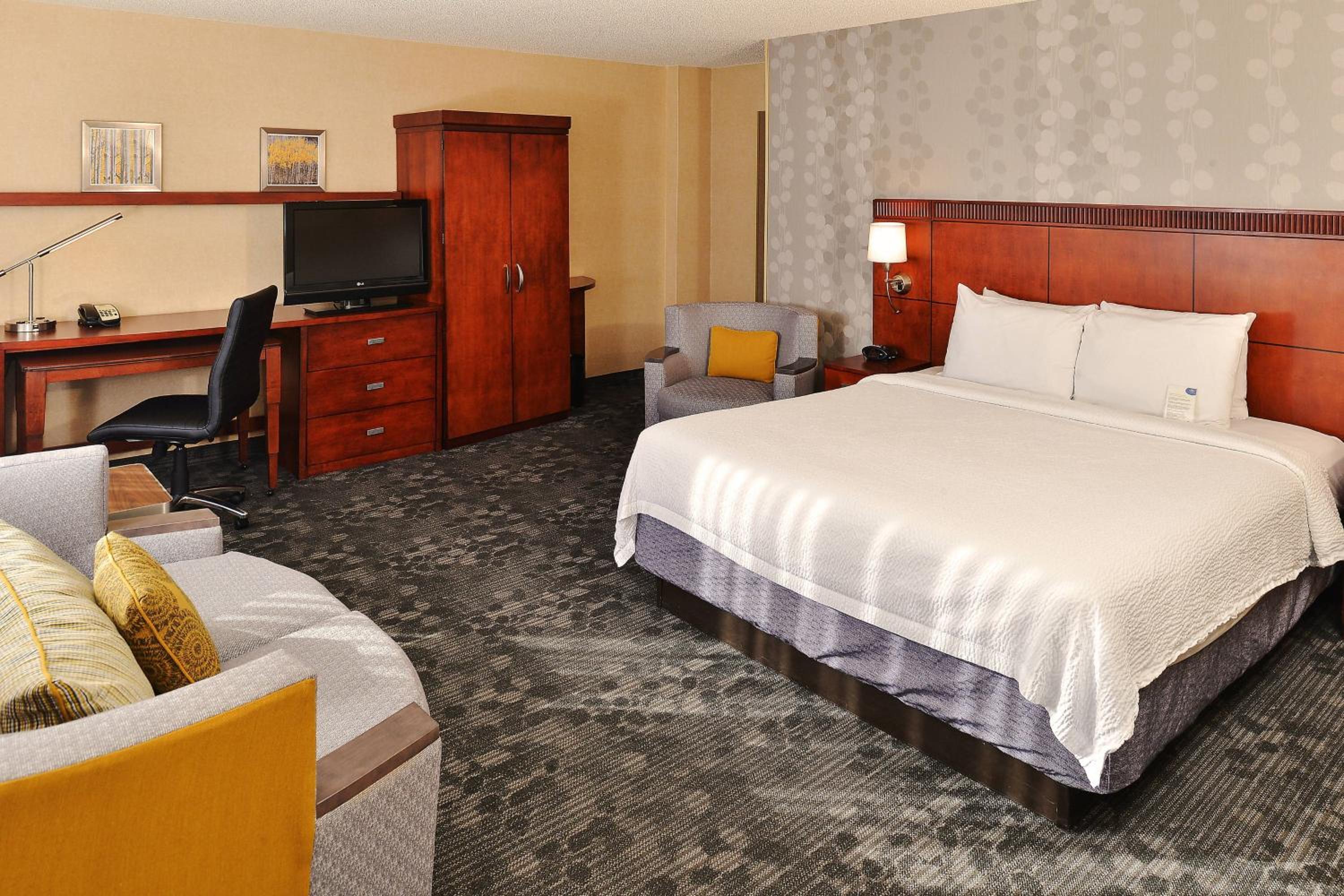 Premium King Room with Sofa Bed and Mountain View - Hearing Accessible photo 2