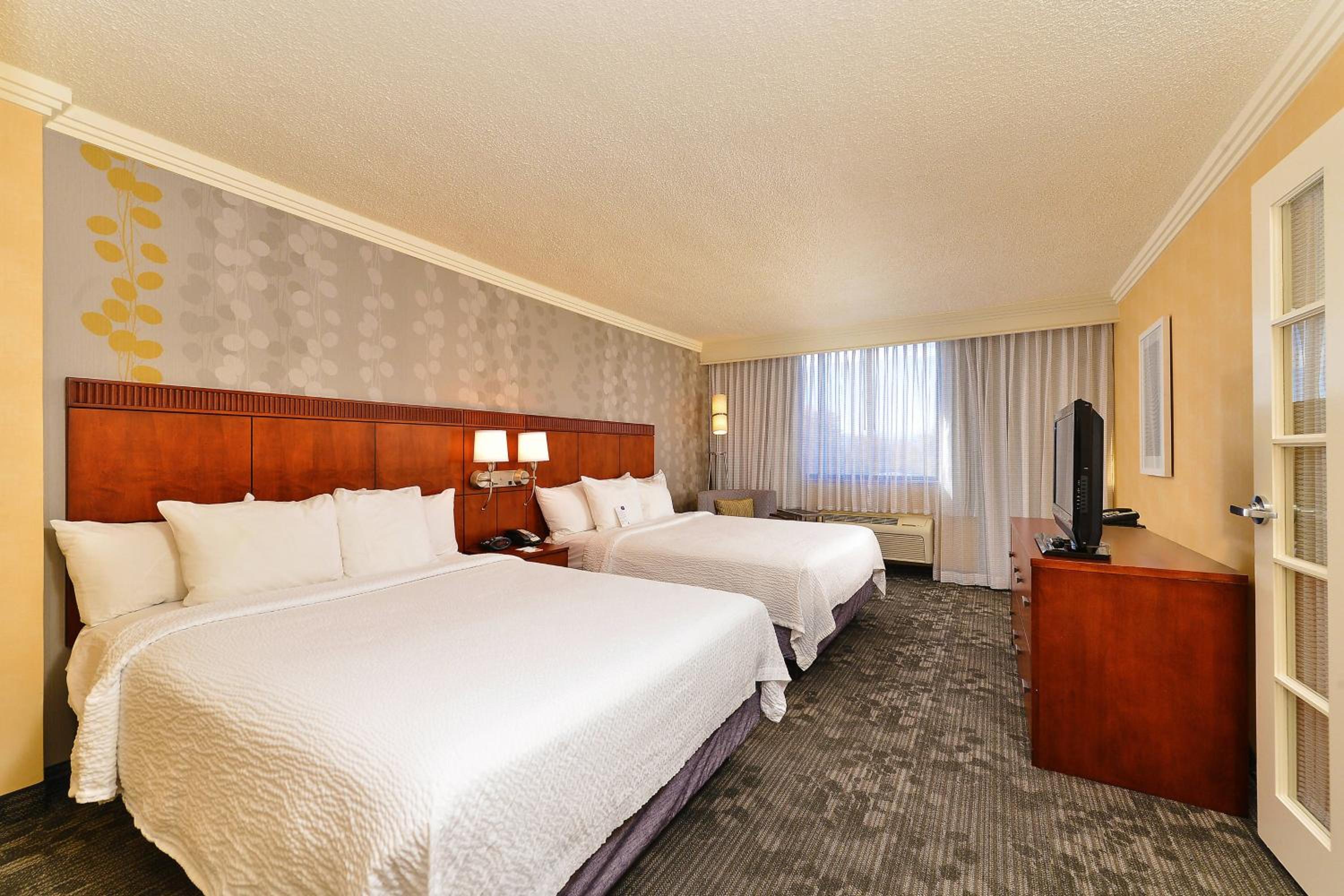 One-Bedroom Suite with Two Queen Beds photo 2