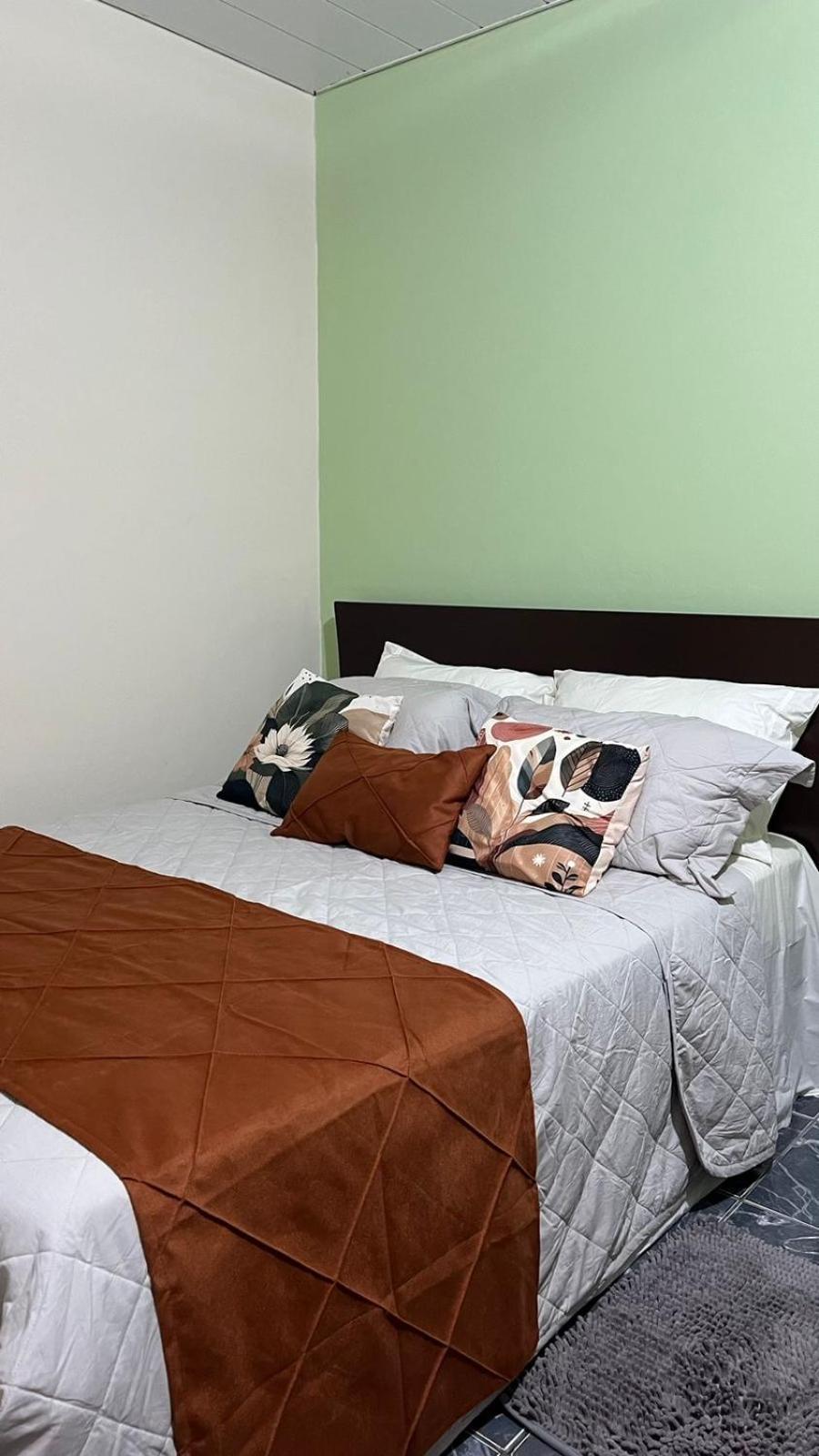Five-Bedroom House photo 2