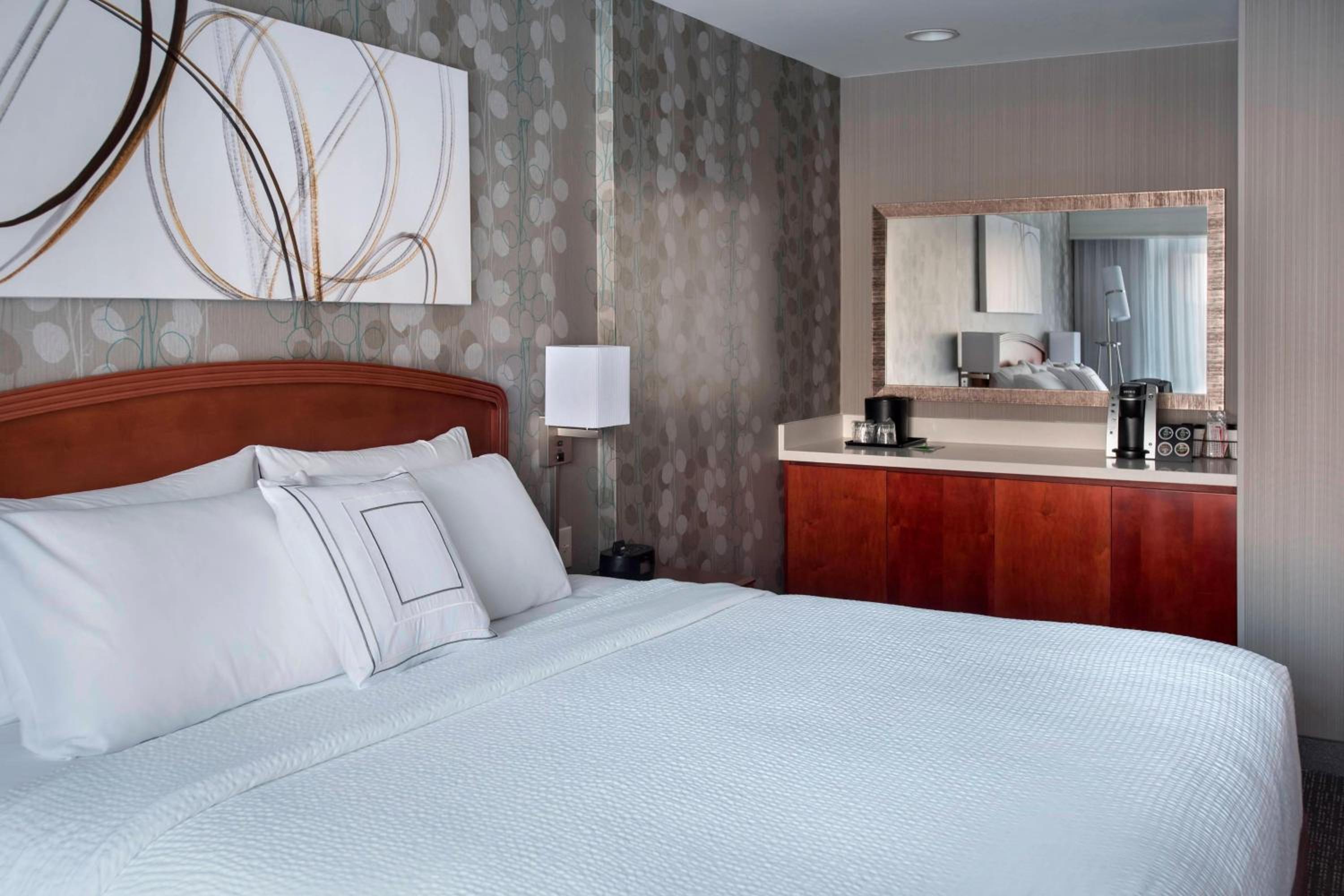 Larger Guest room, 1 King - Photo 1