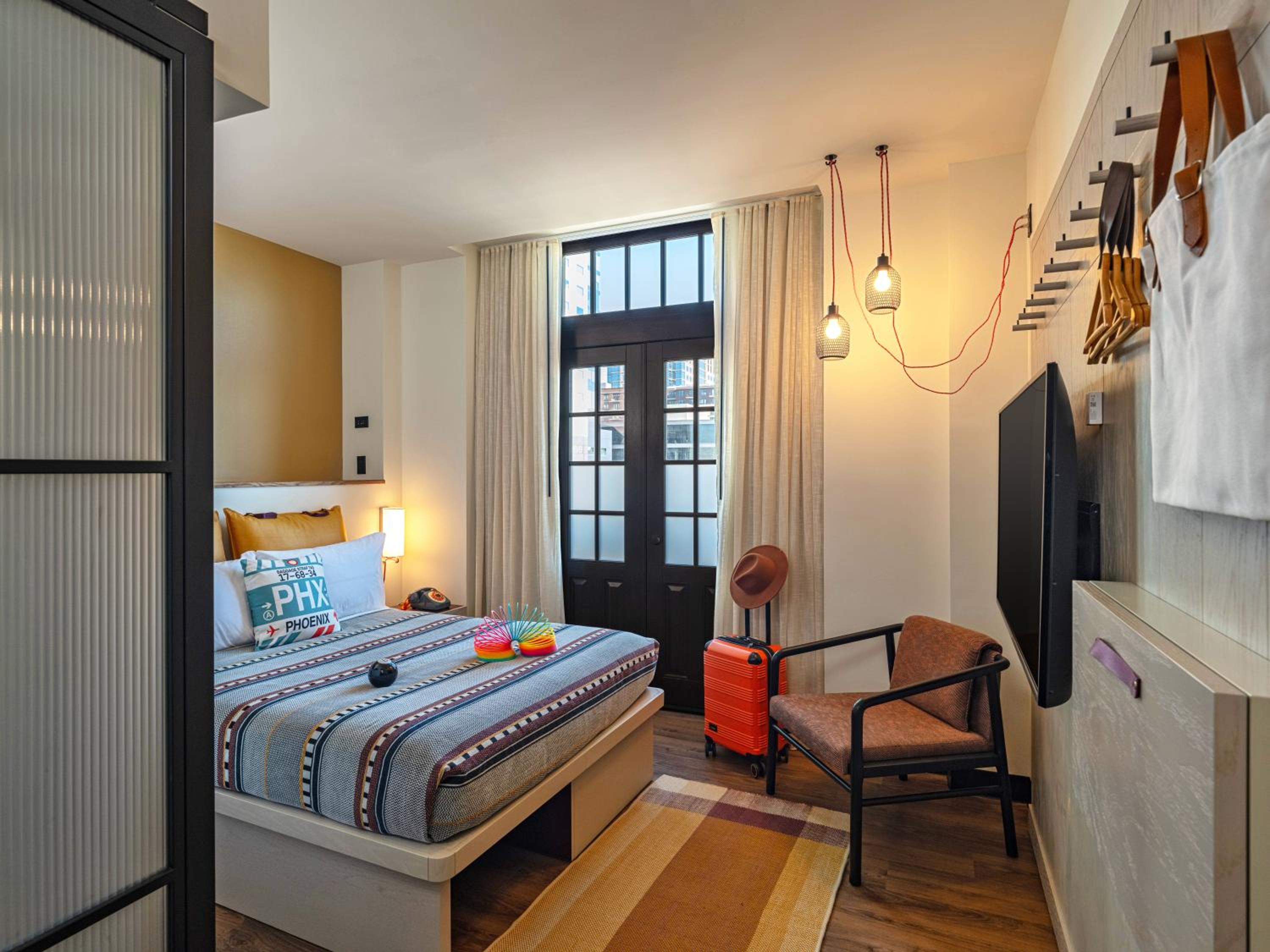 Queen Room with City View - Photo 6