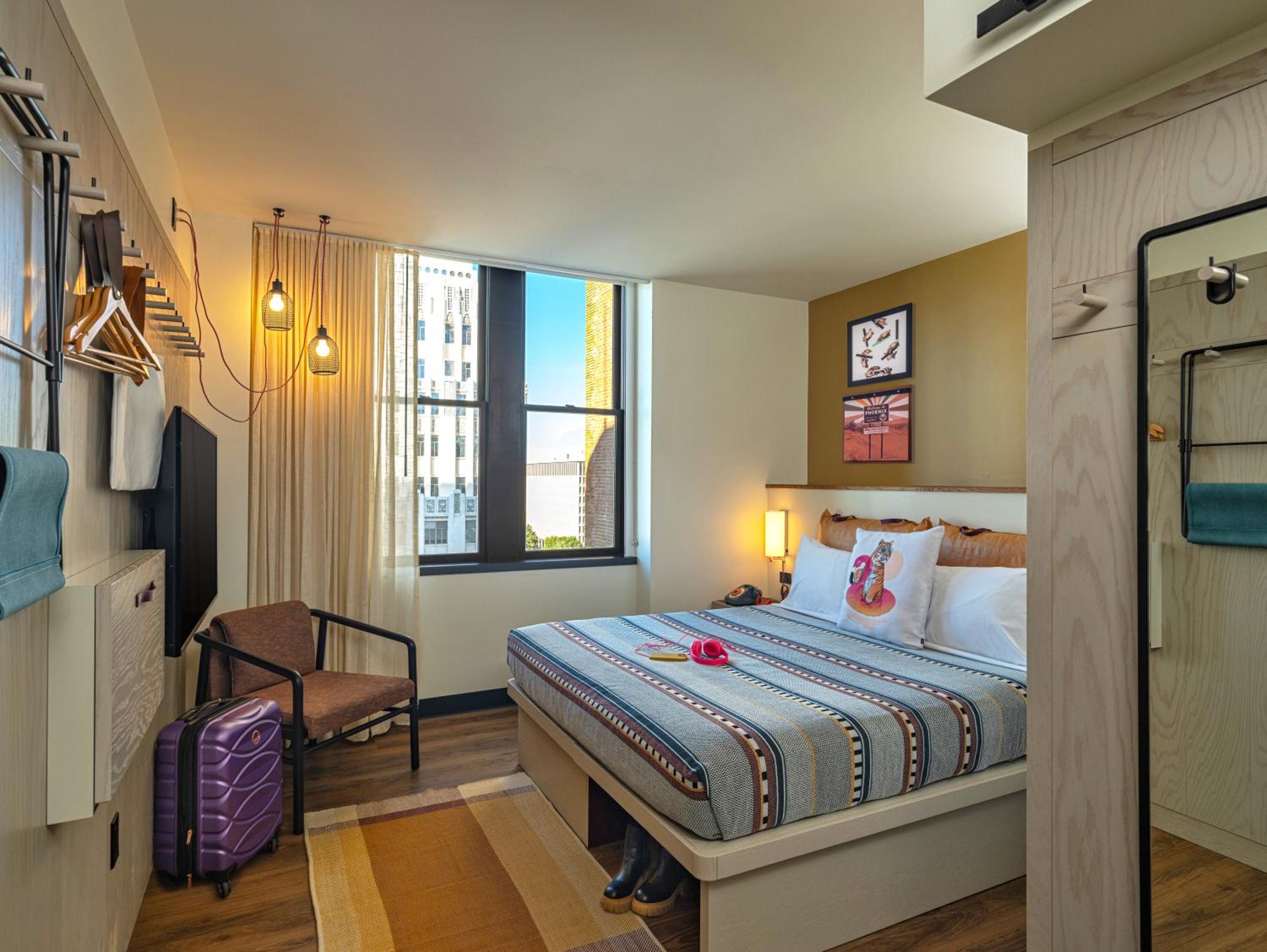 Queen Room with City View - Photo 2