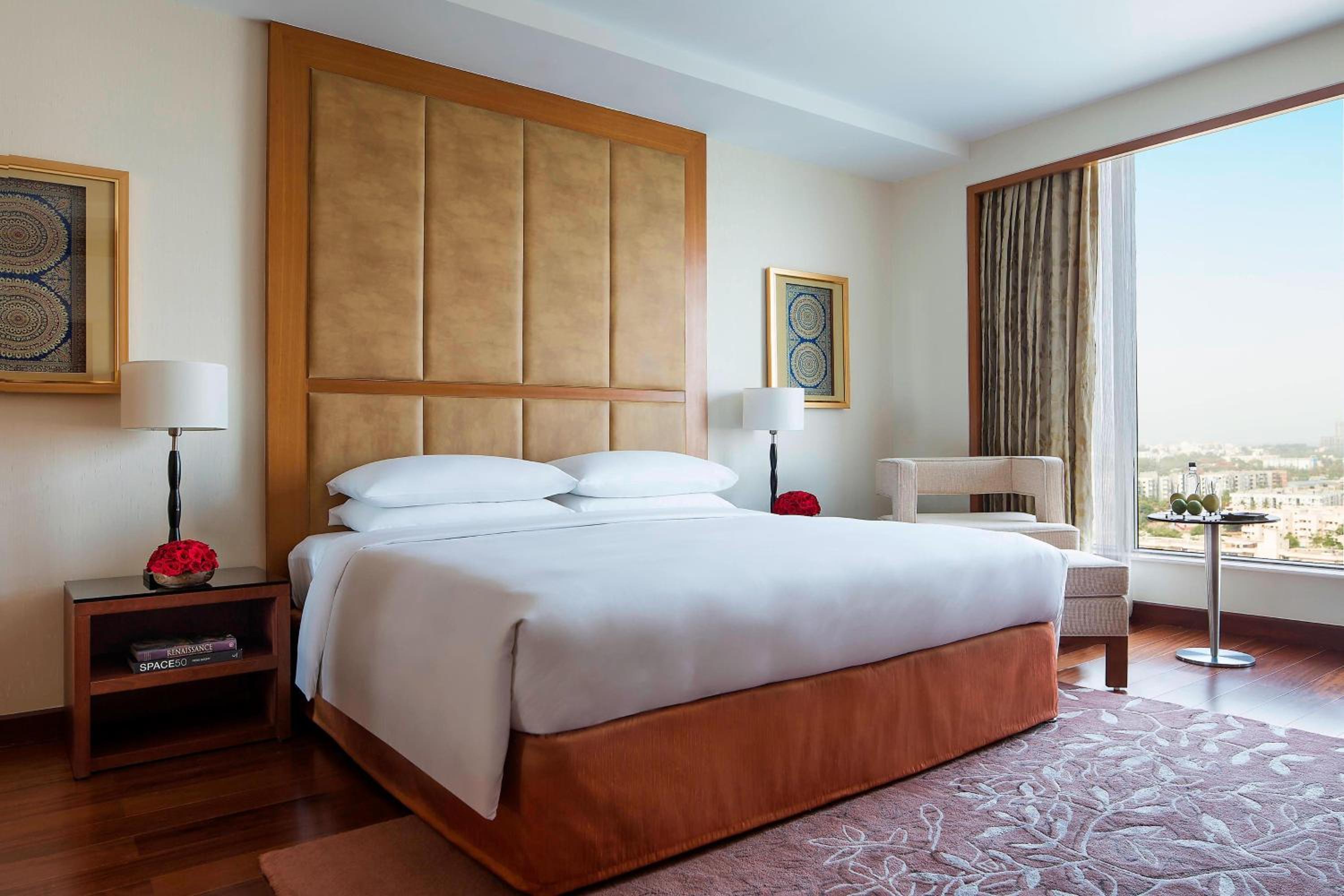 Executive Deluxe King Room with Executive Lounge Access