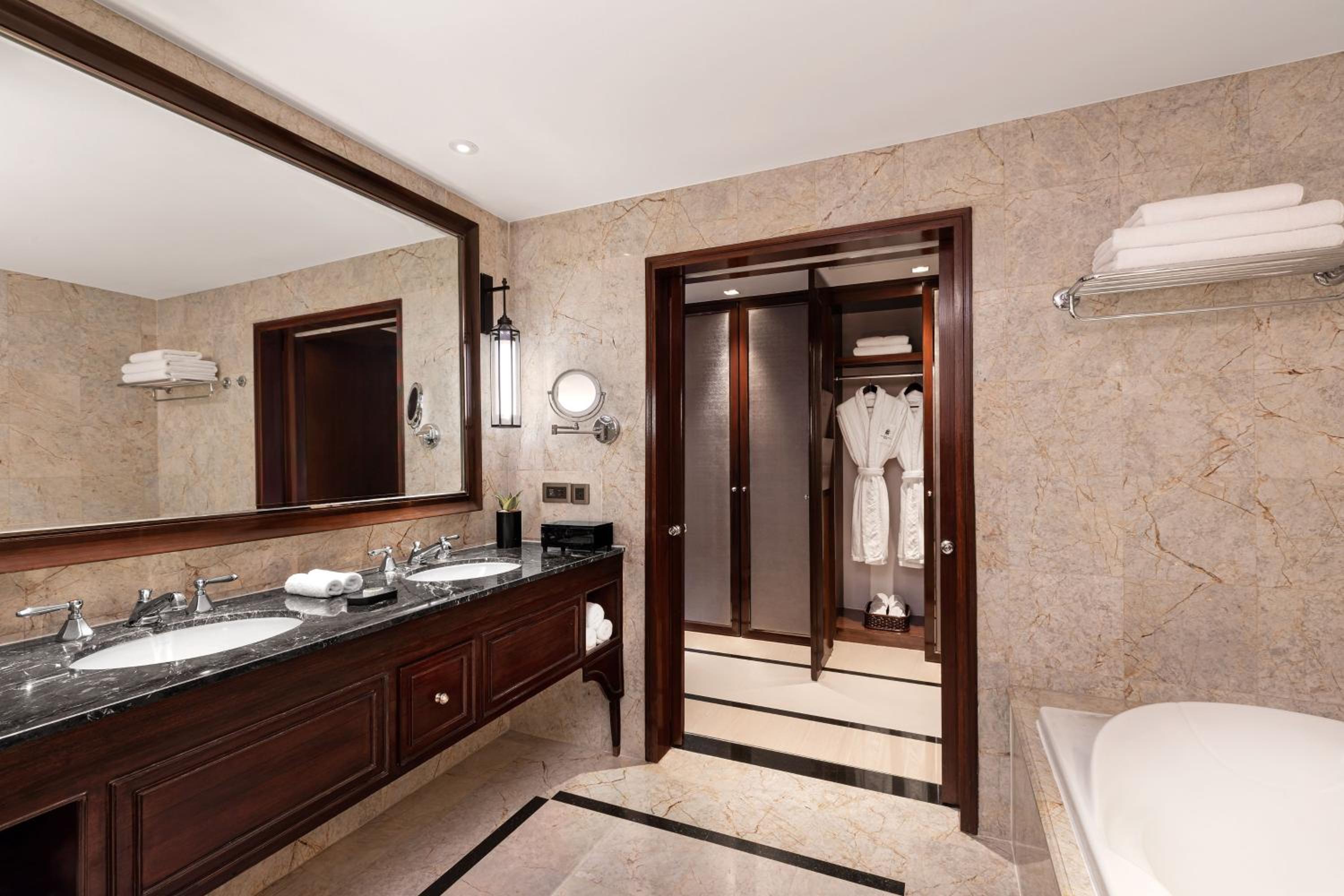 Family Suite, Club lounge access, 2 Bedroom Suite, City view thumbnail 6