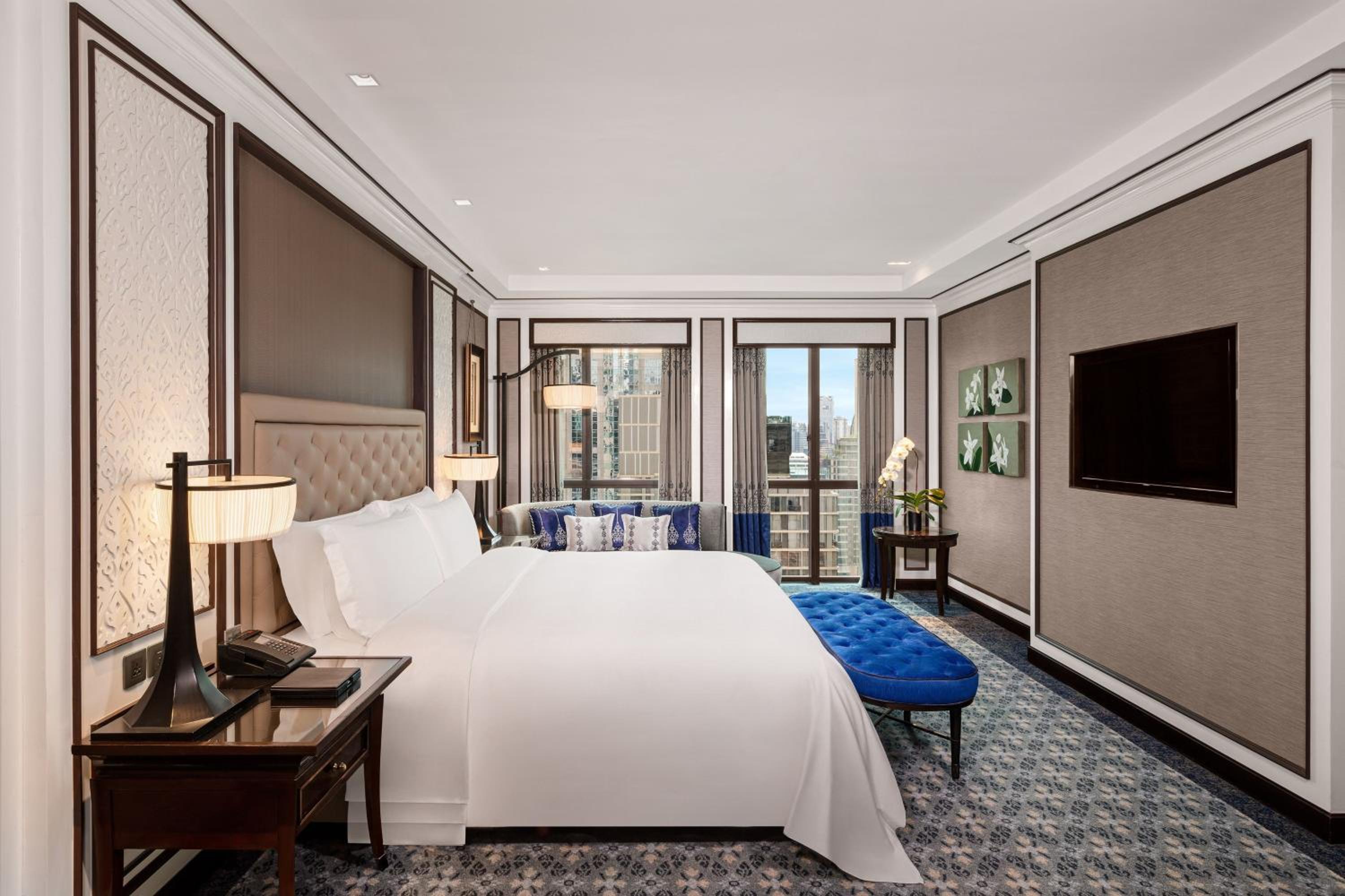 Royal Club Suite, Club lounge access, 1 King, City view thumbnail 6