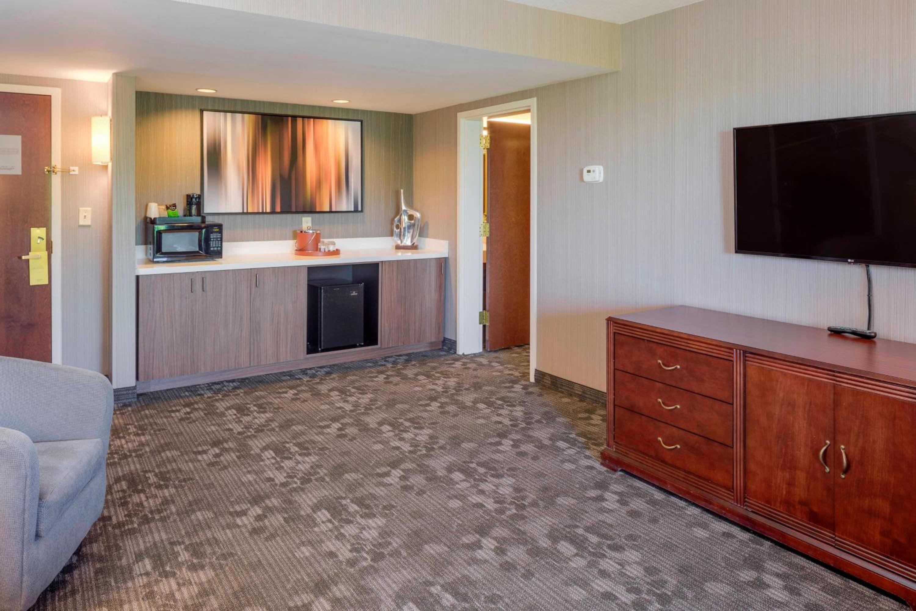 1 Bedroom 2 room Suite, 1 King, Sofa bed - Photo 2