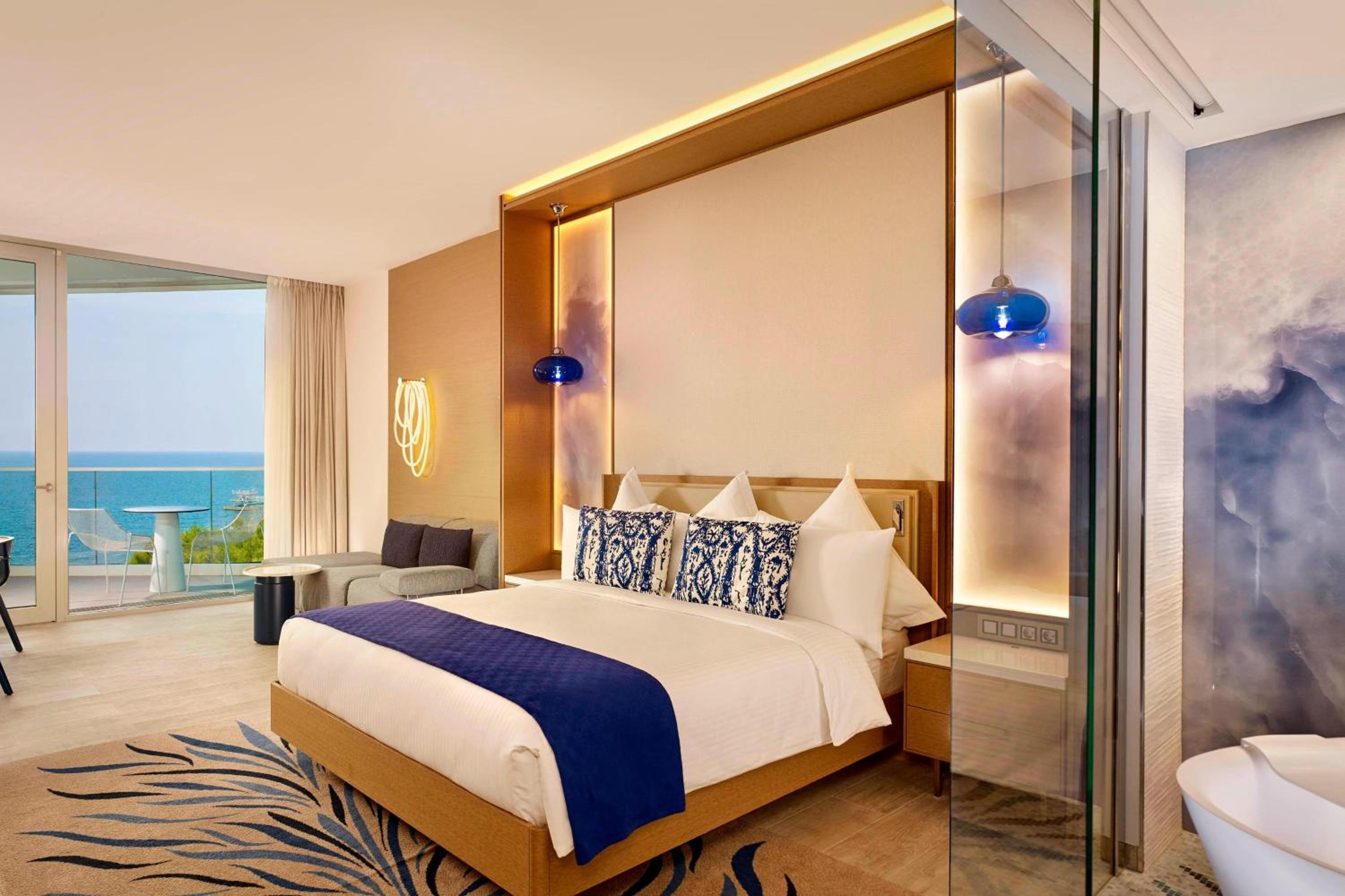 Deluxe Room, Guest room, 1 King, Partial sea view, Balcony photo 3