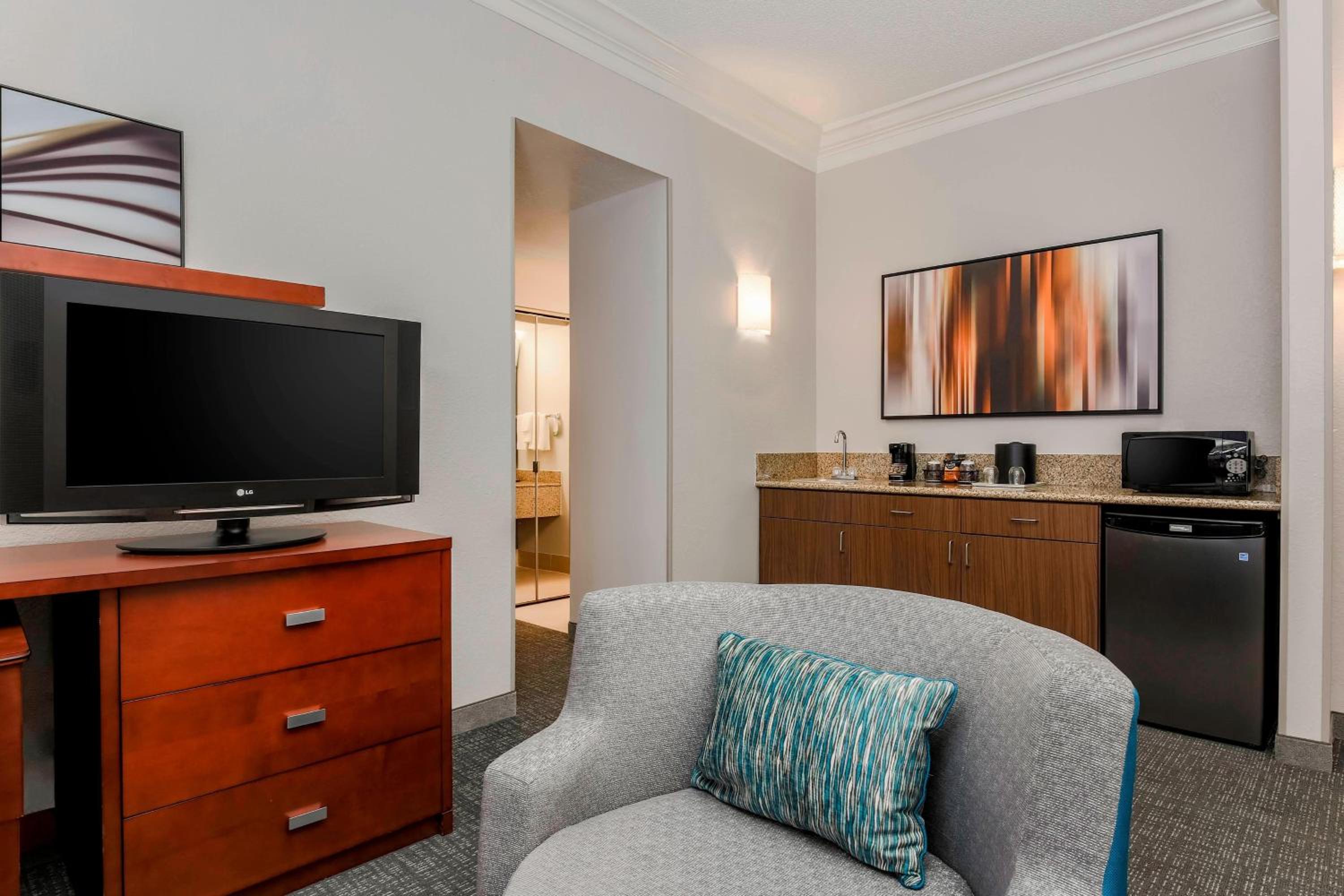 1 Bedroom Suite, 1 King, Sofa bed - Photo 4