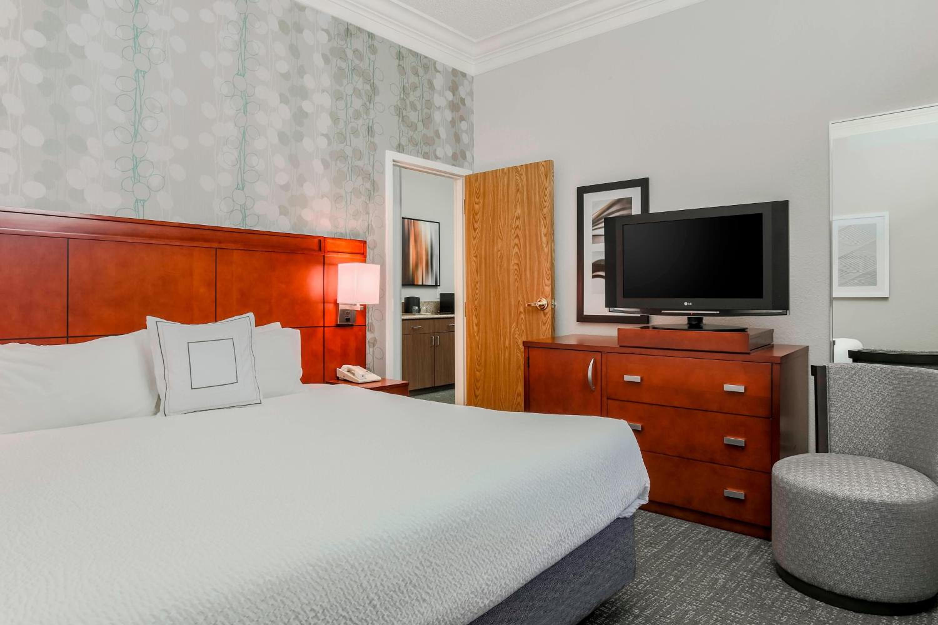 1 Bedroom Suite, 1 King, Sofa bed - Photo 5