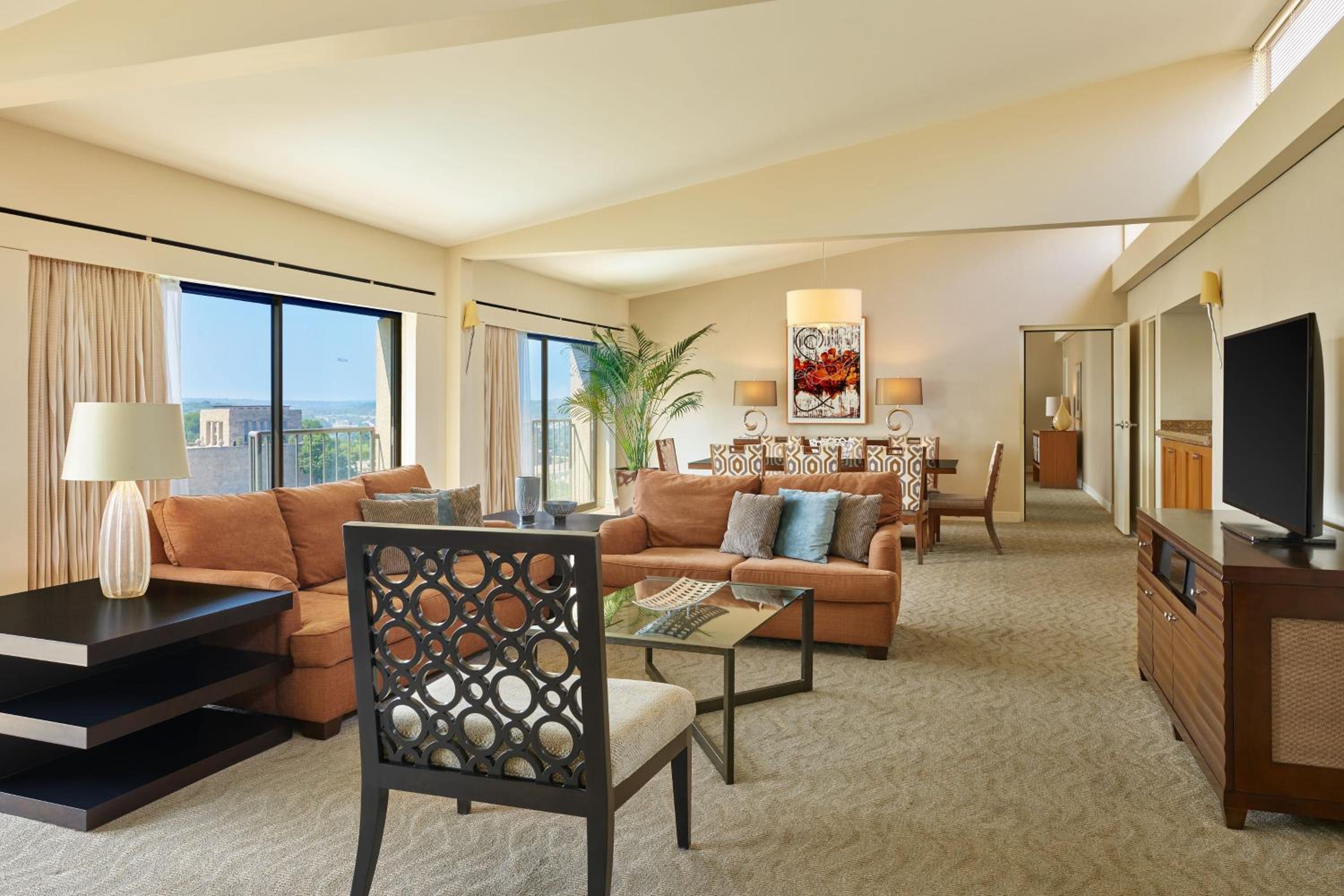 Royal One-Bedroom Large Suite - Club Lounge Access  photo 1
