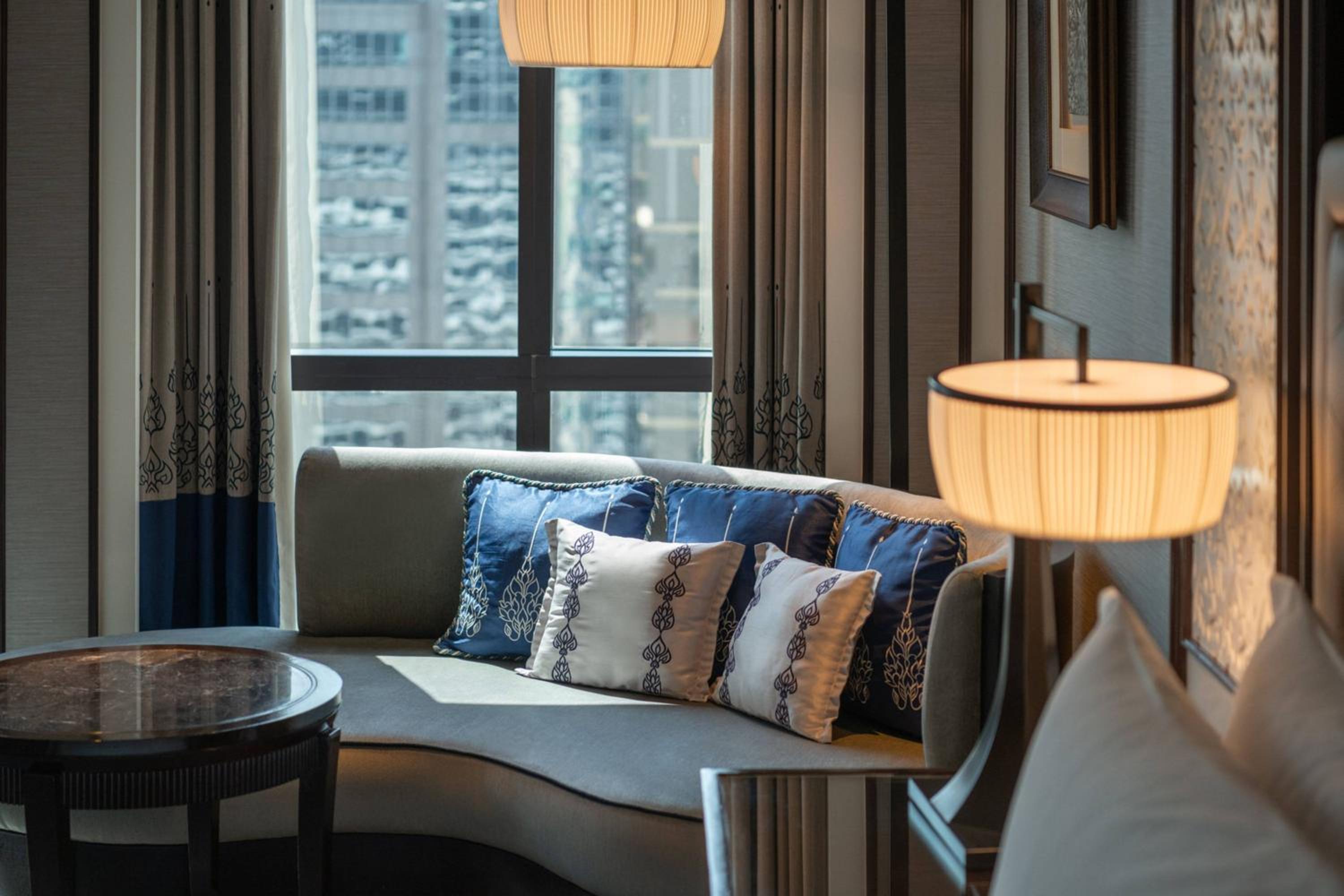 Royal Room, 1 King, City view thumbnail 6