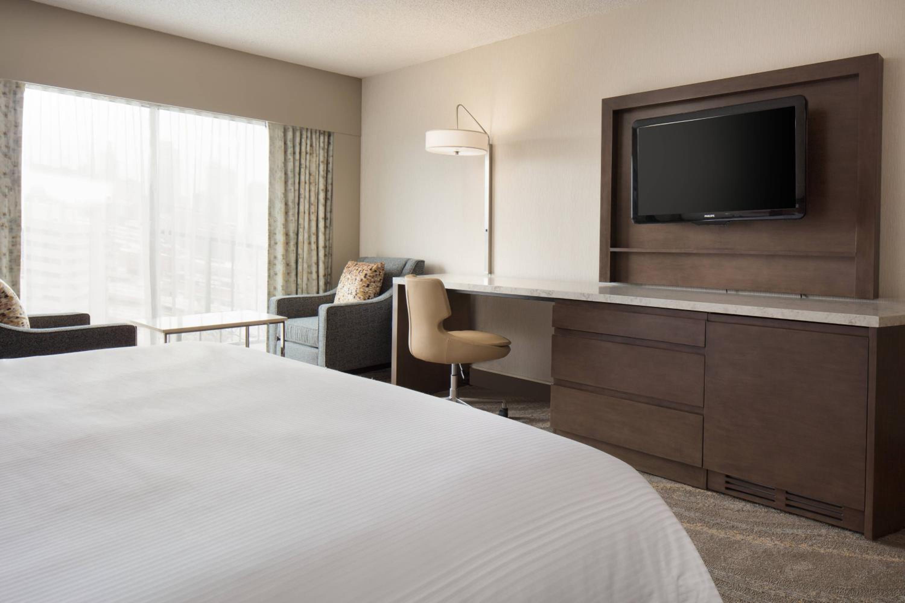 Traditional Room, 1 King Bed, Non Smoking (Mobility/Hearing Accessible, Tub)