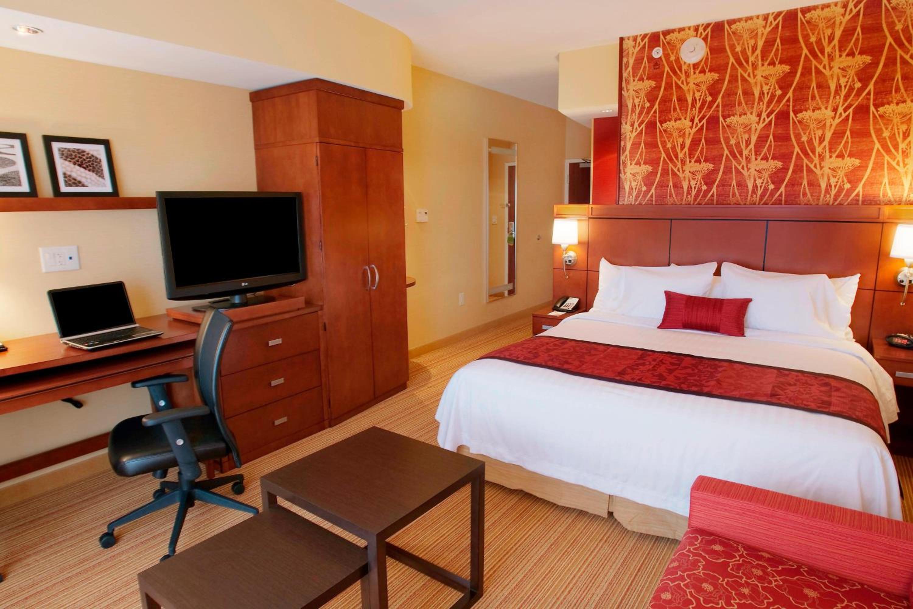 King Room with Sofa Bed - Photo 4