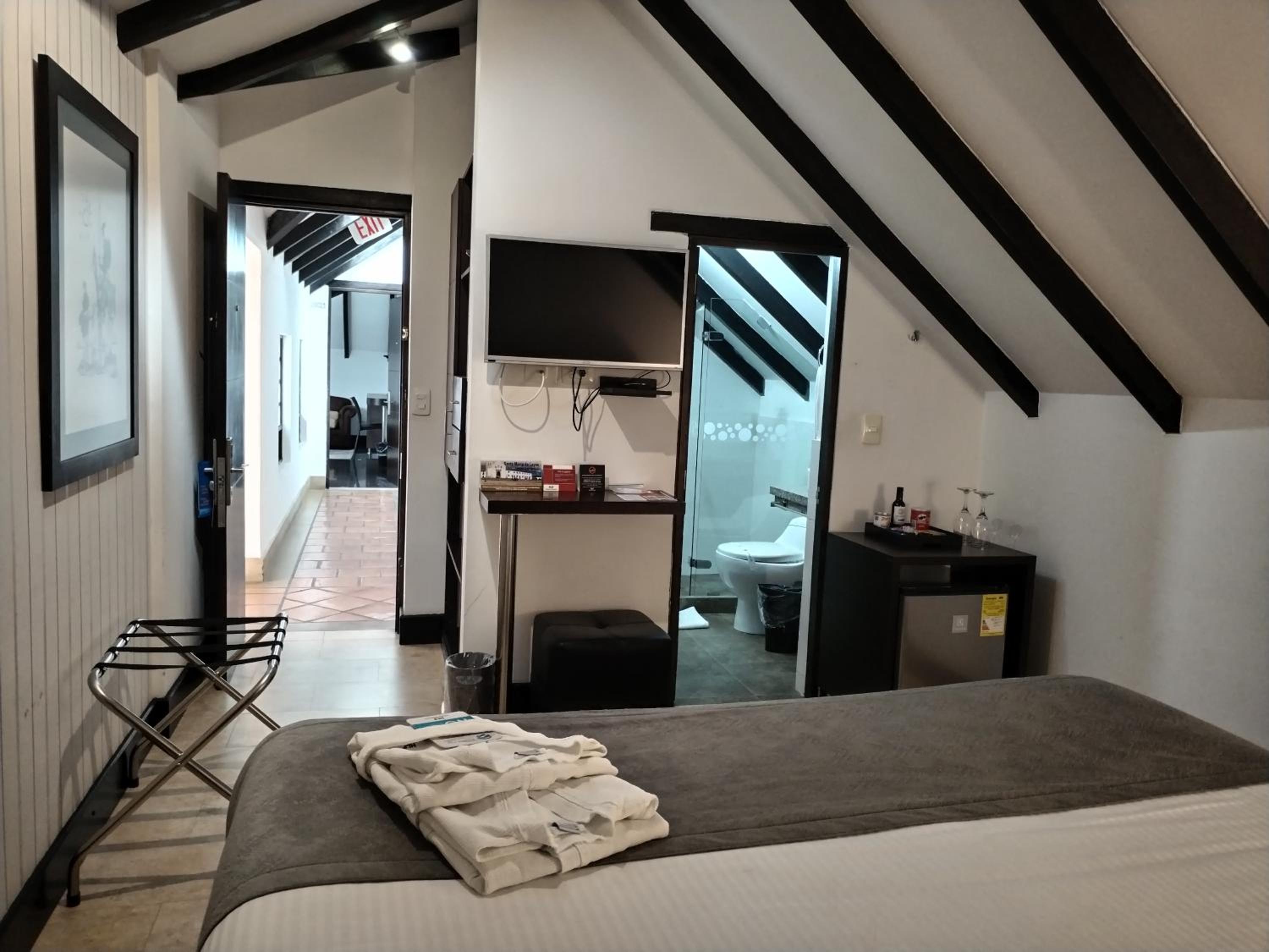 Standard King Room photo 3