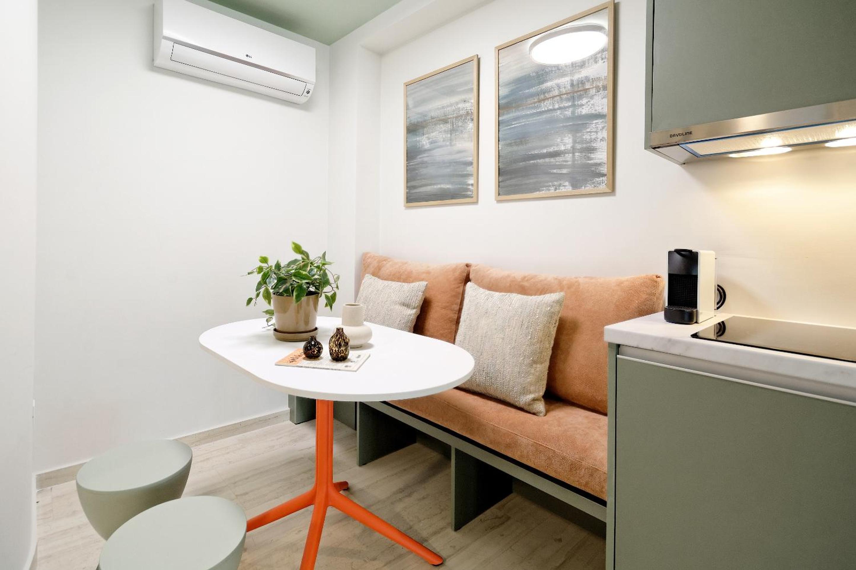 One-Bedroom Apartment with Balcony and City View photo 3