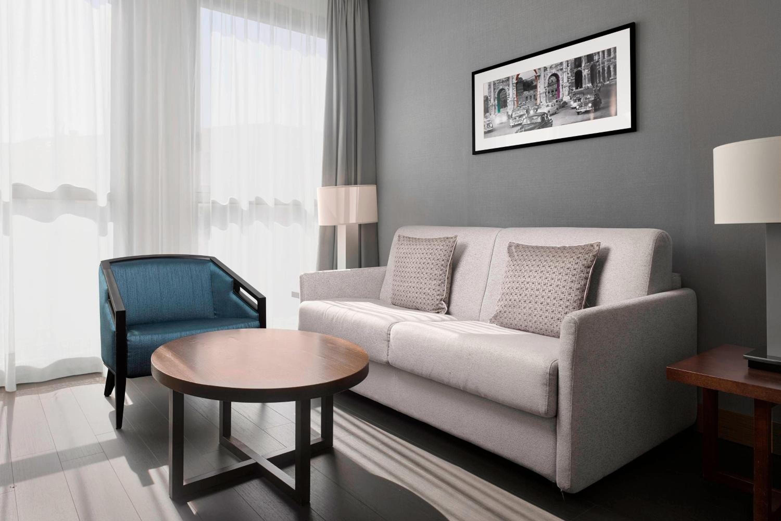 Premier Suite, 1 Bedroom 2 room Suite, 1 King, Sofa bed