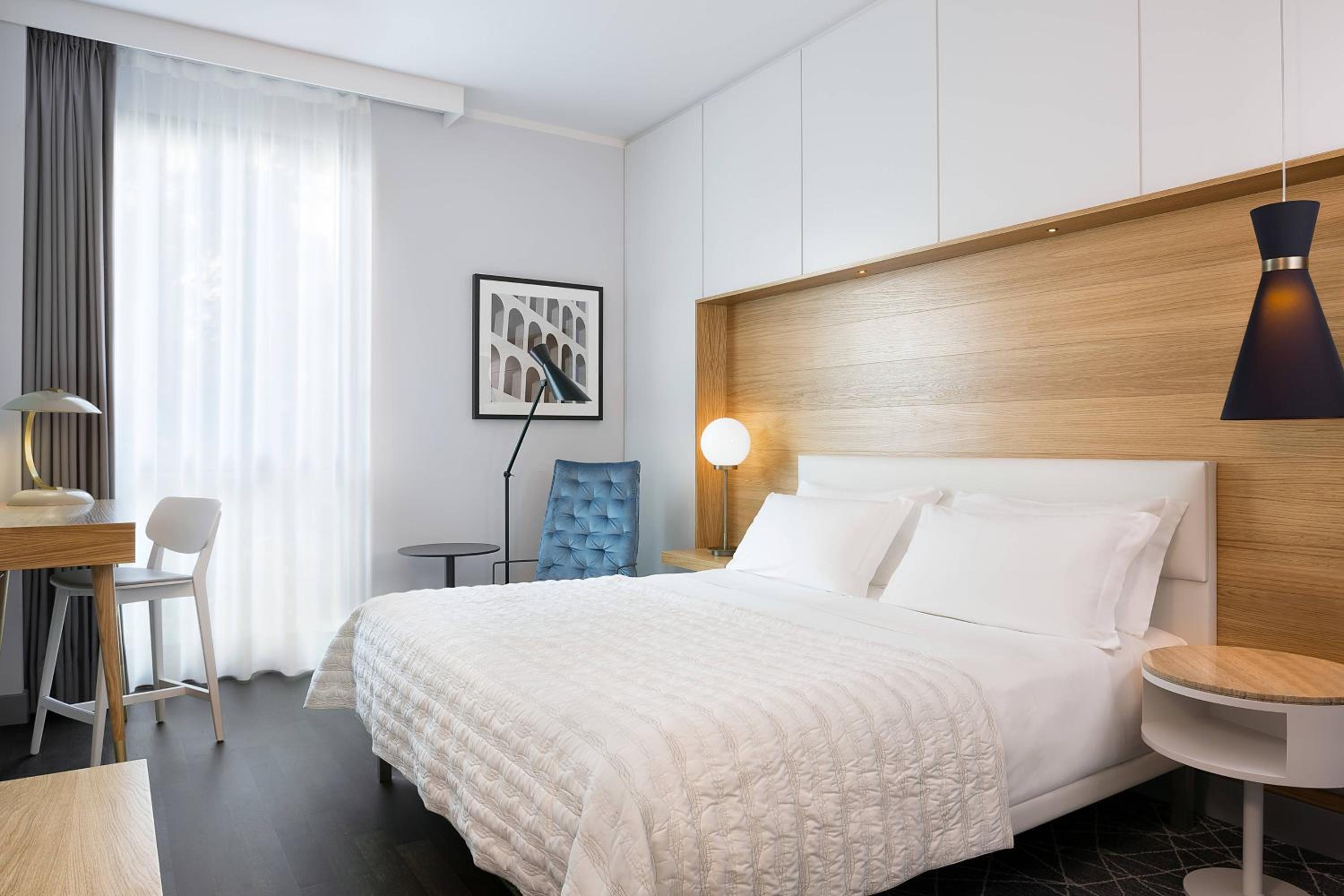 Deluxe Double Room, Larger Guest room, 1 King, Limited view