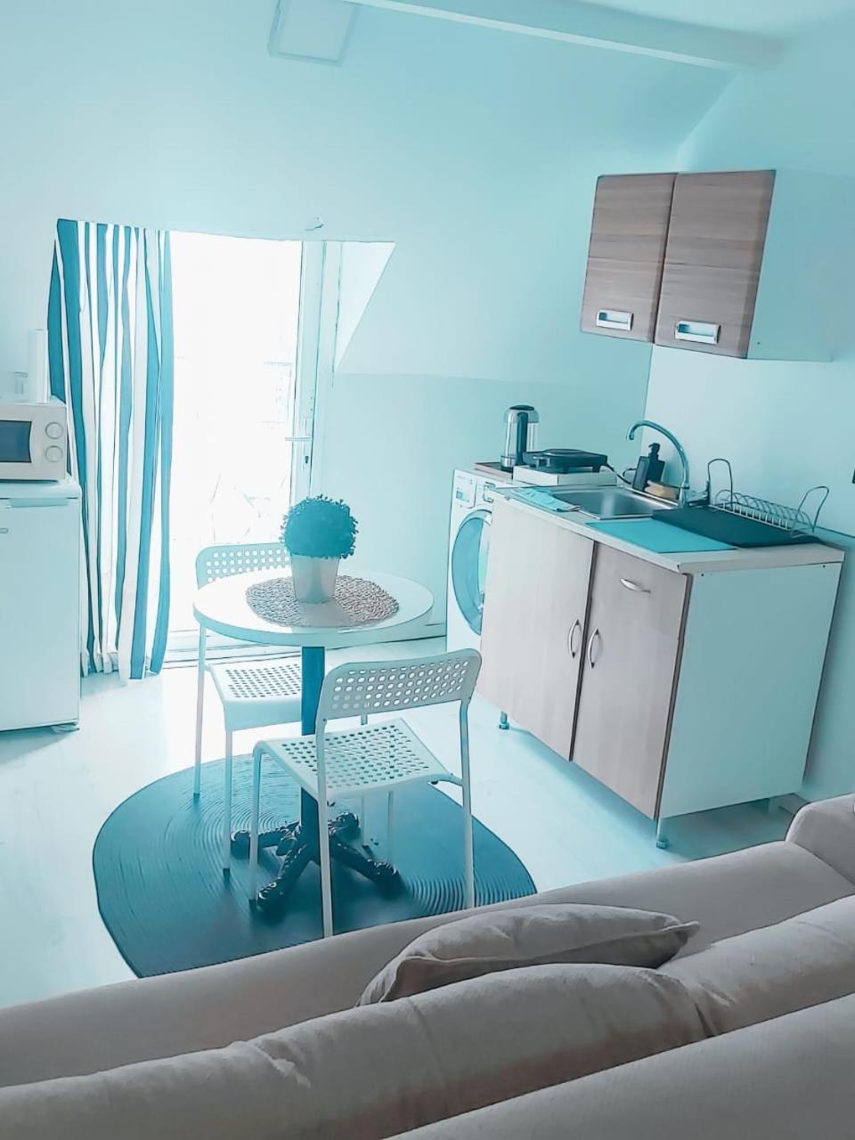 One-Bedroom Apartment With Balcony And Sea View photo 2