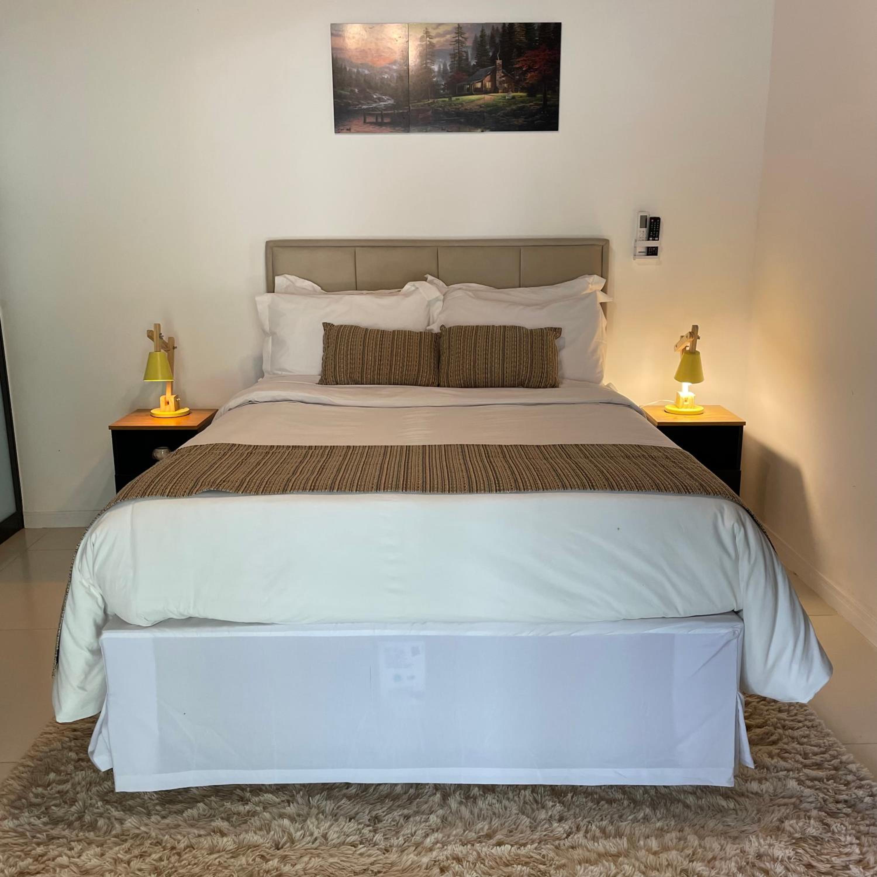 Eight-Bedroom House photo 1