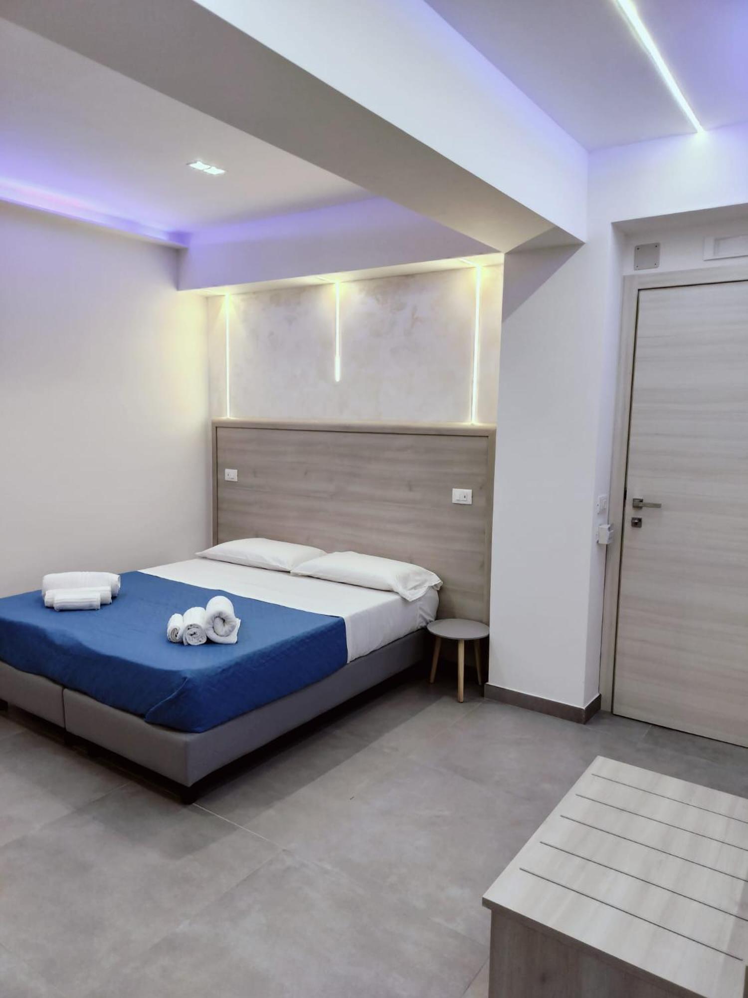 Double or Twin Room with Private Bathroom photo 3