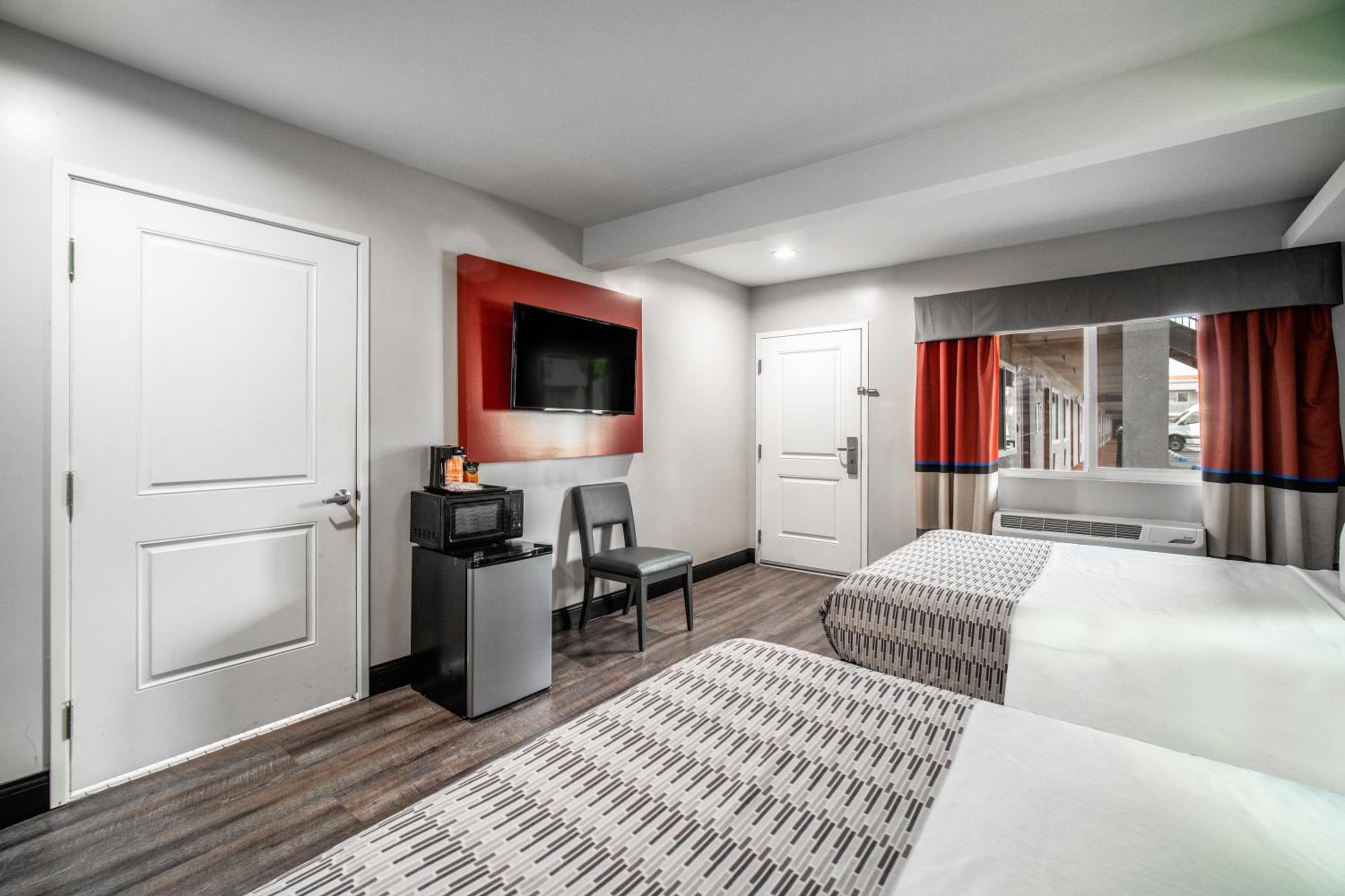 Queen Room with Two Queen Beds - Accessible/Non-Smoking  photo 3