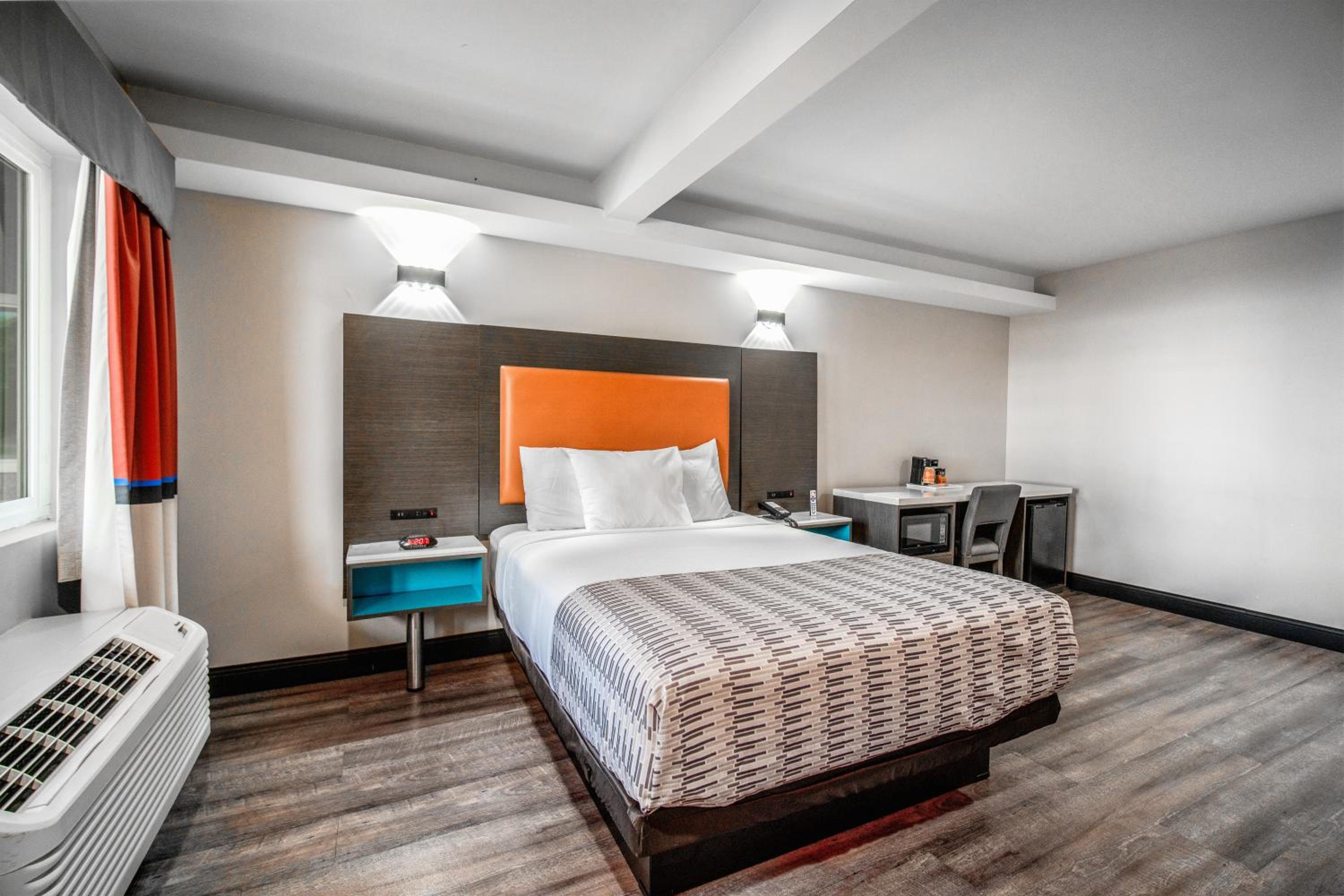 1 Queen Bed, Non Smoking, Accessible photo 2