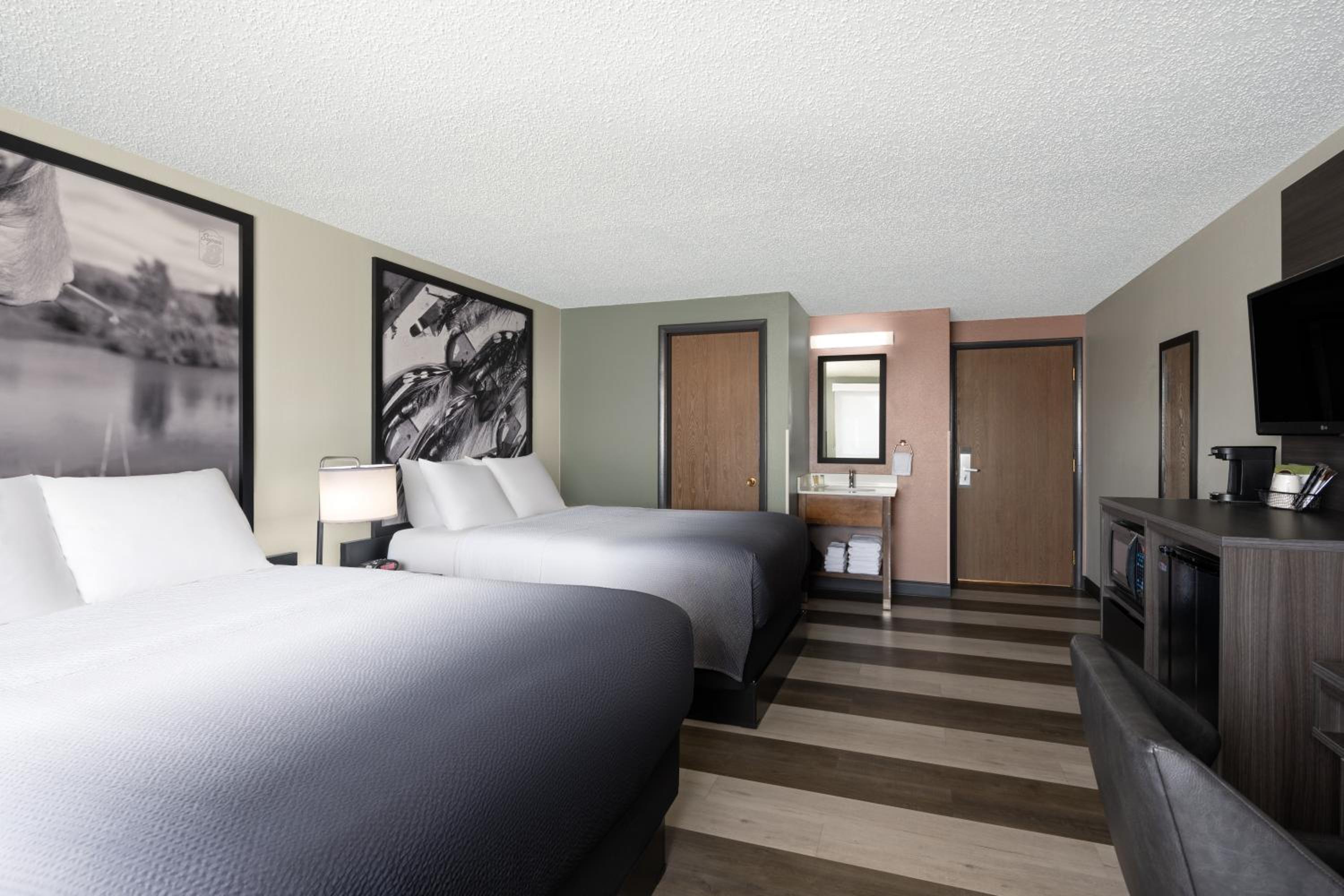 Deluxe Queen Room with Two Queen Beds - Non-Smoking photo 2